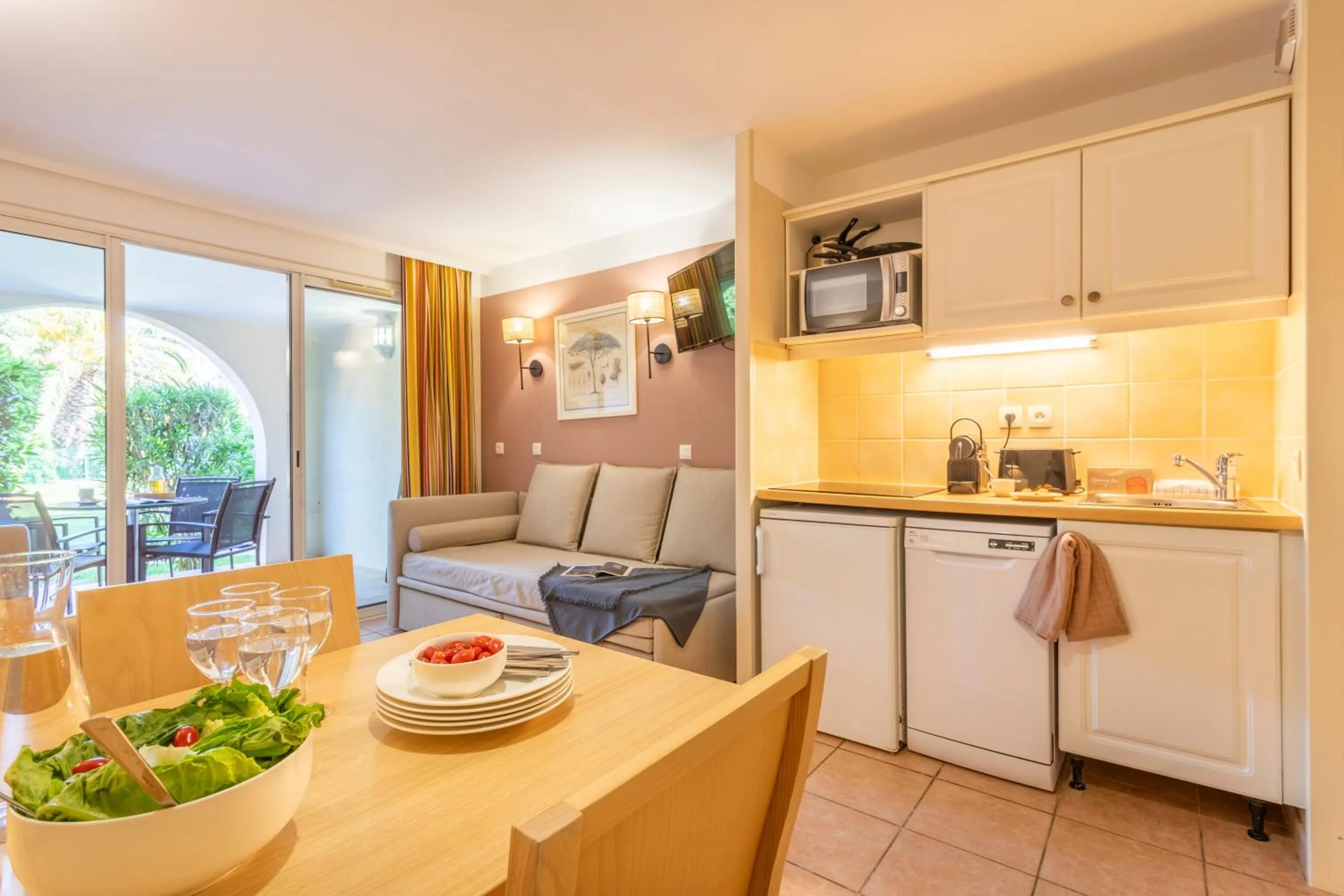 Kitchen or kitchenette in Résidence Pierre & Vacances le Hameau de la Pinède