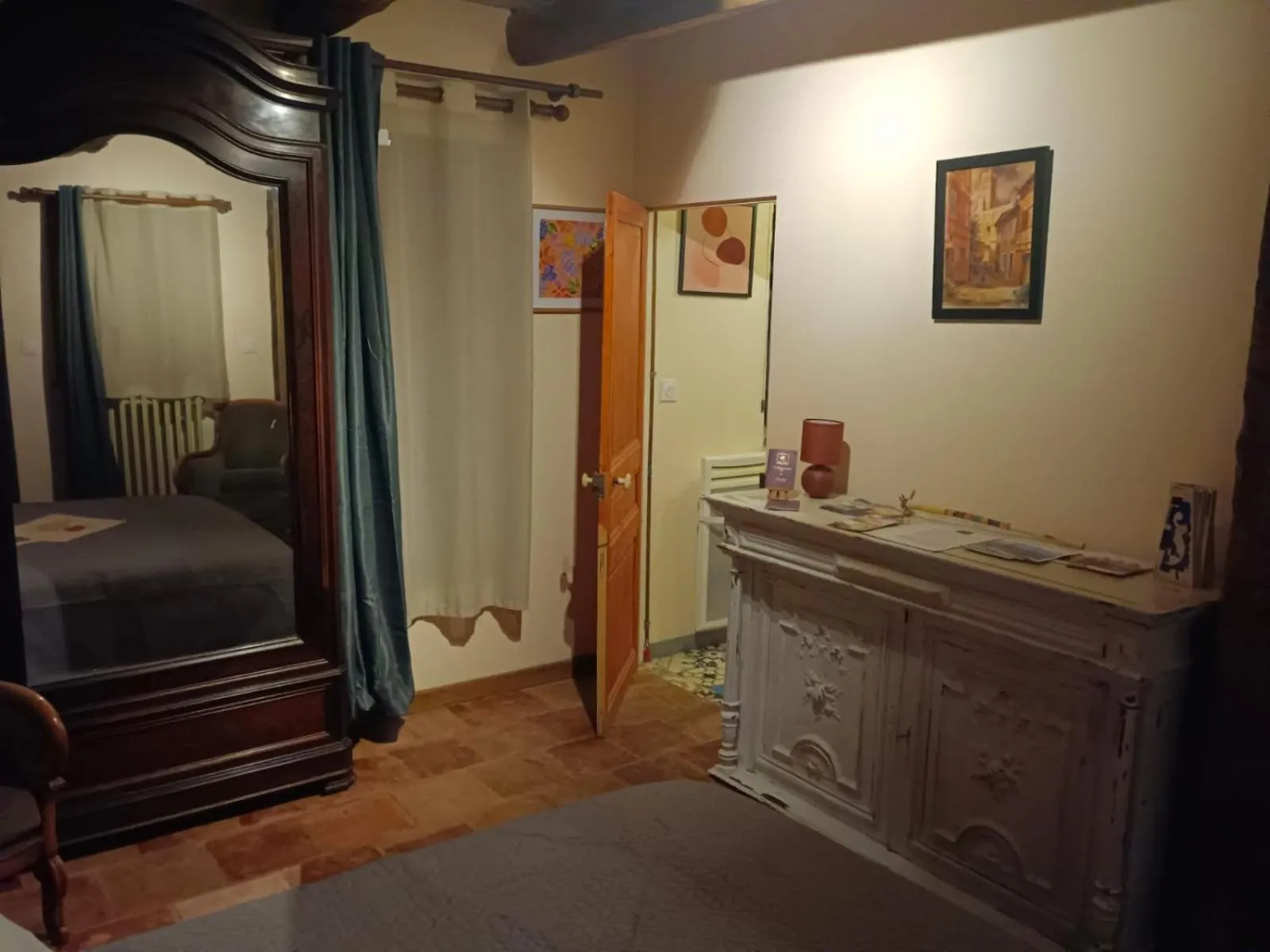 Bedroom, Bed in La lauze et l'anguille