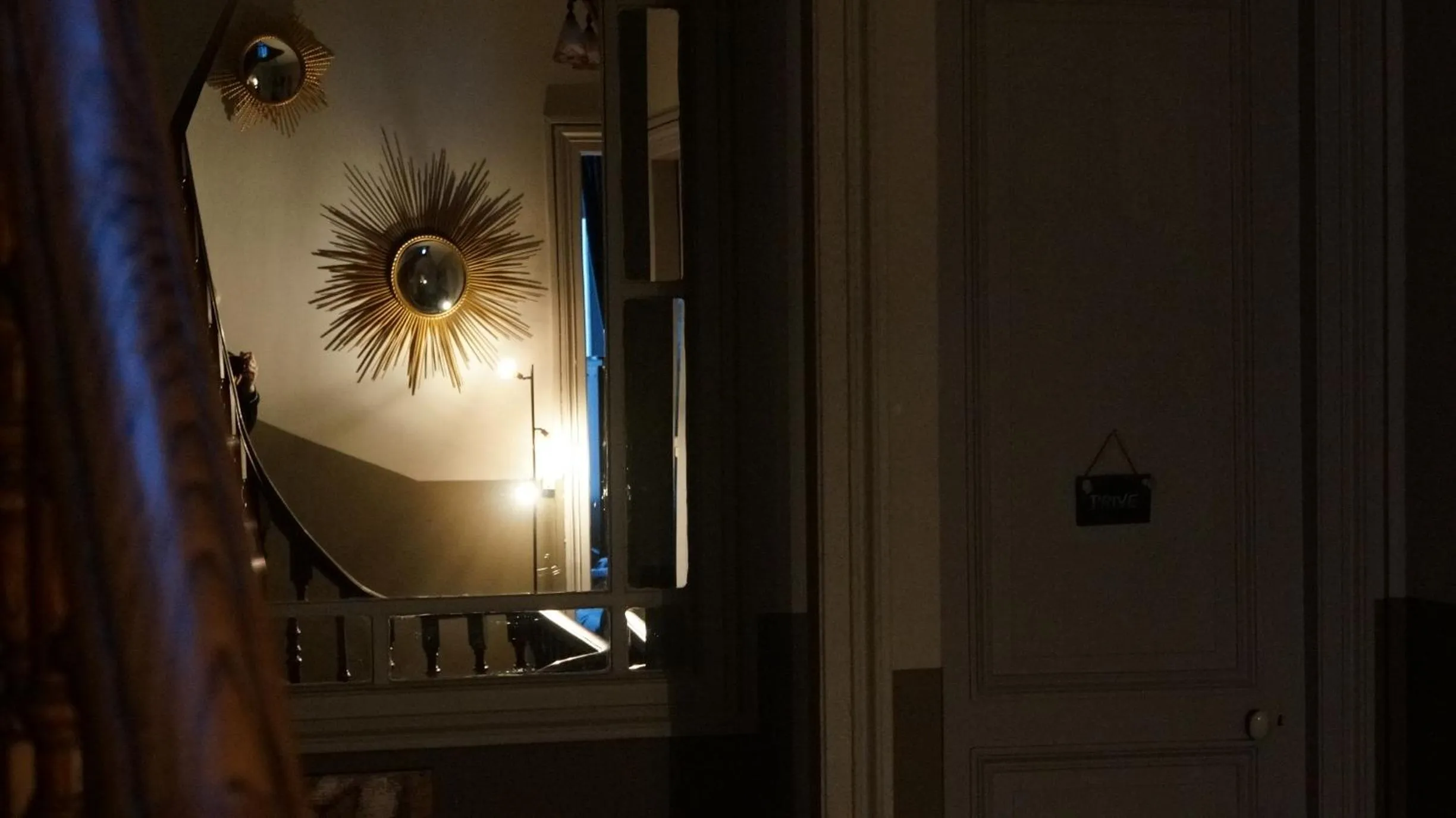 Decorative detail in Abri du Passant