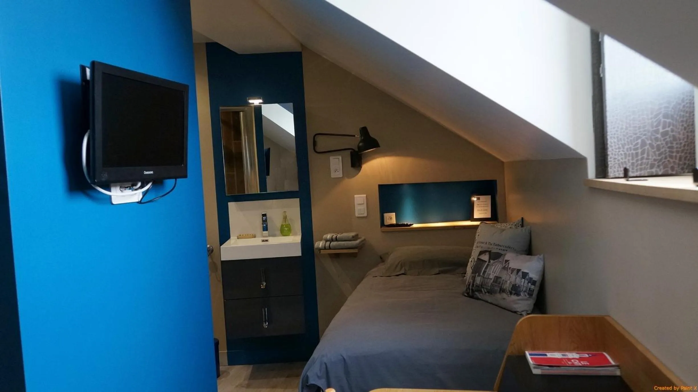 Photo of the whole room, Bed in Abri du Passant