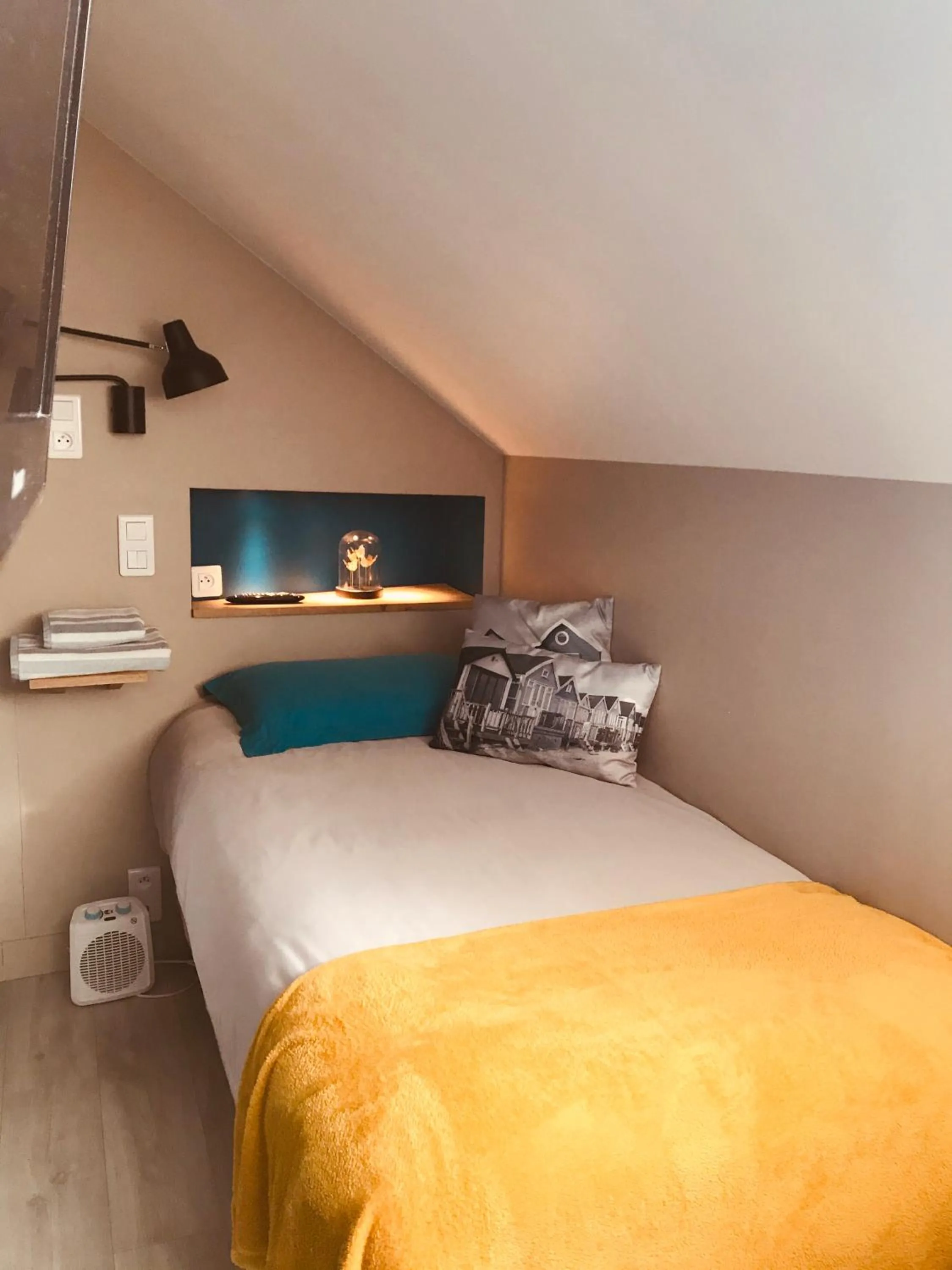 Bedroom, Bed in Abri du Passant