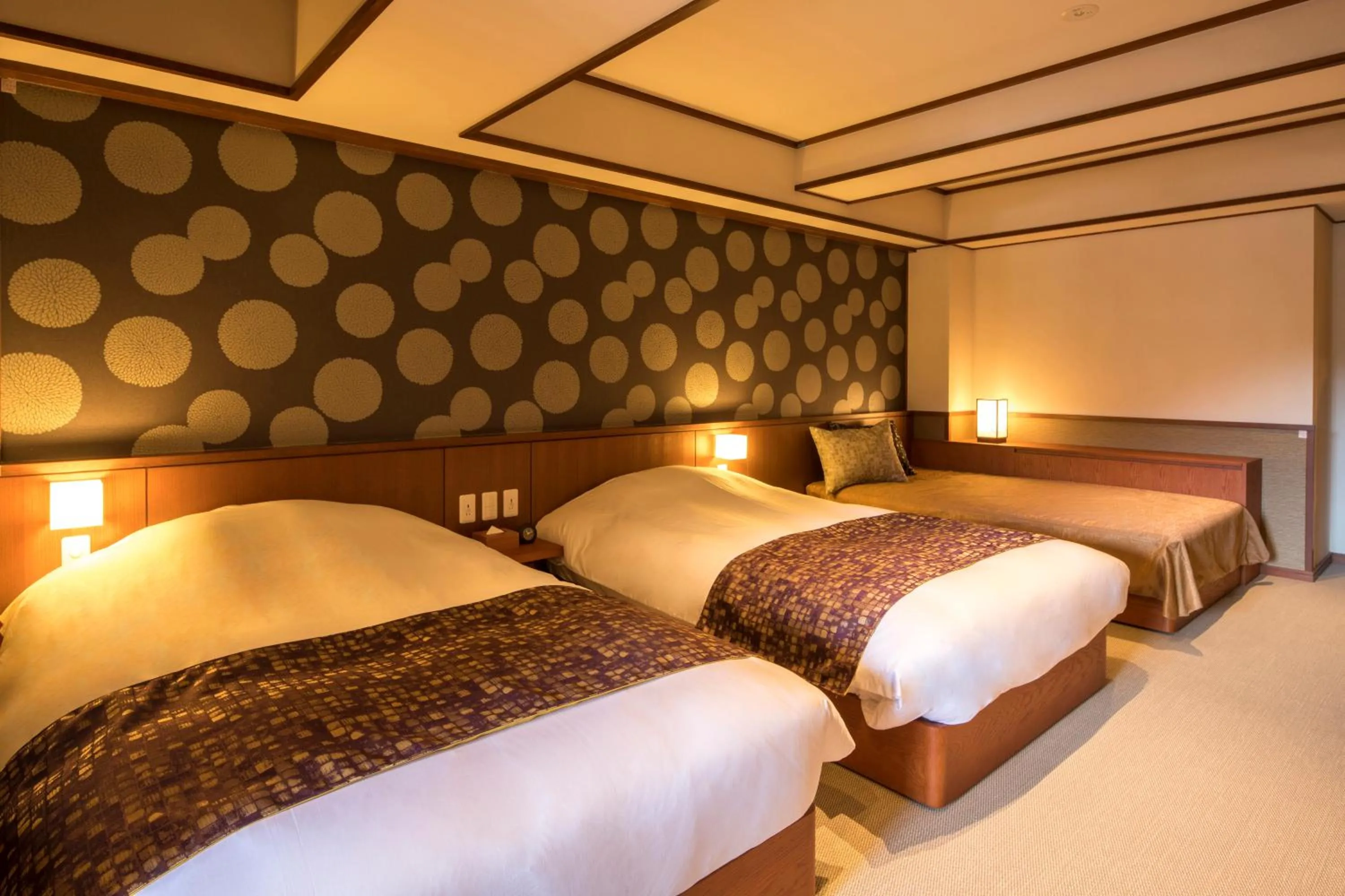 Photo of the whole room, Bed in Suiun