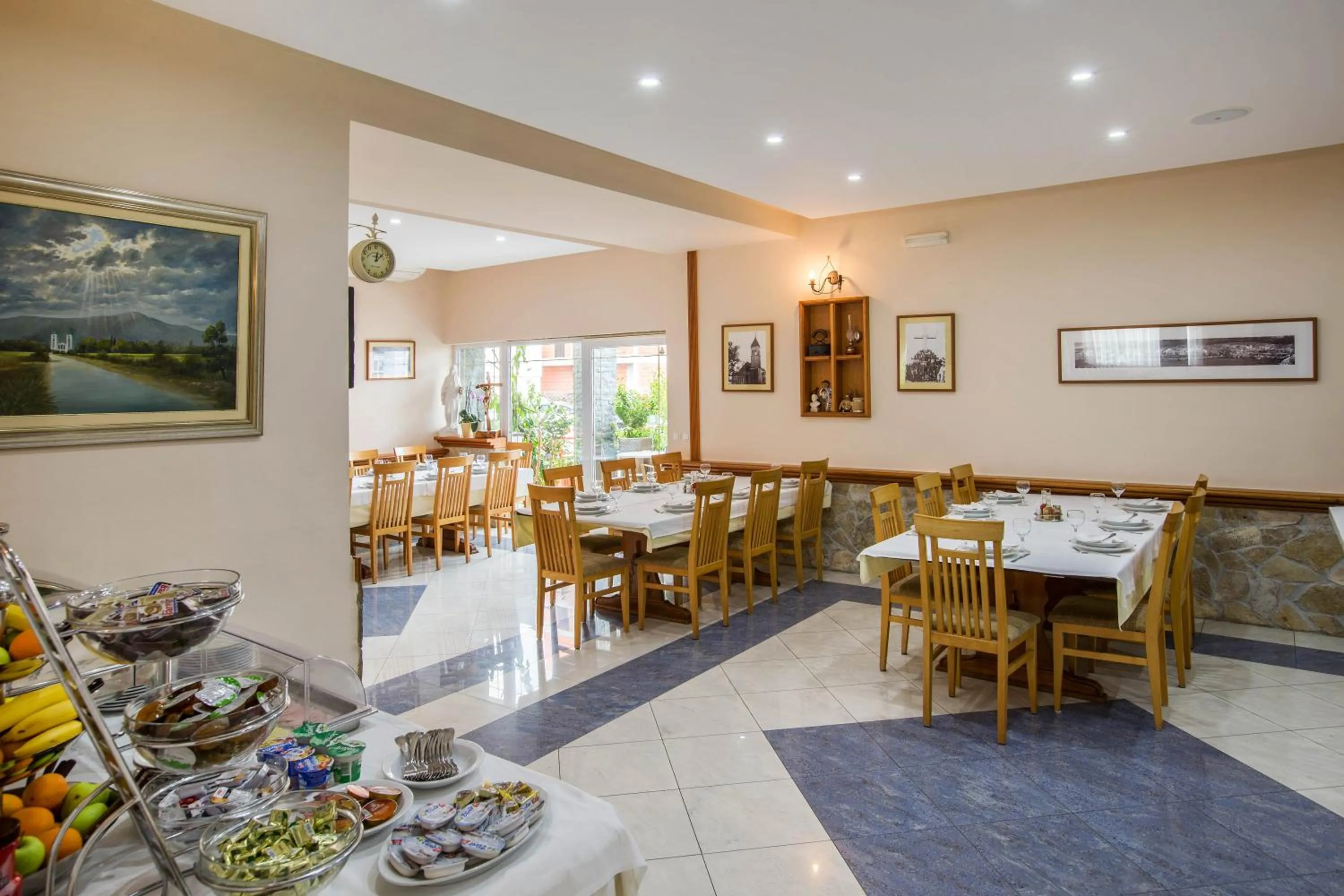 Restaurant/places to eat in Hotel Dina