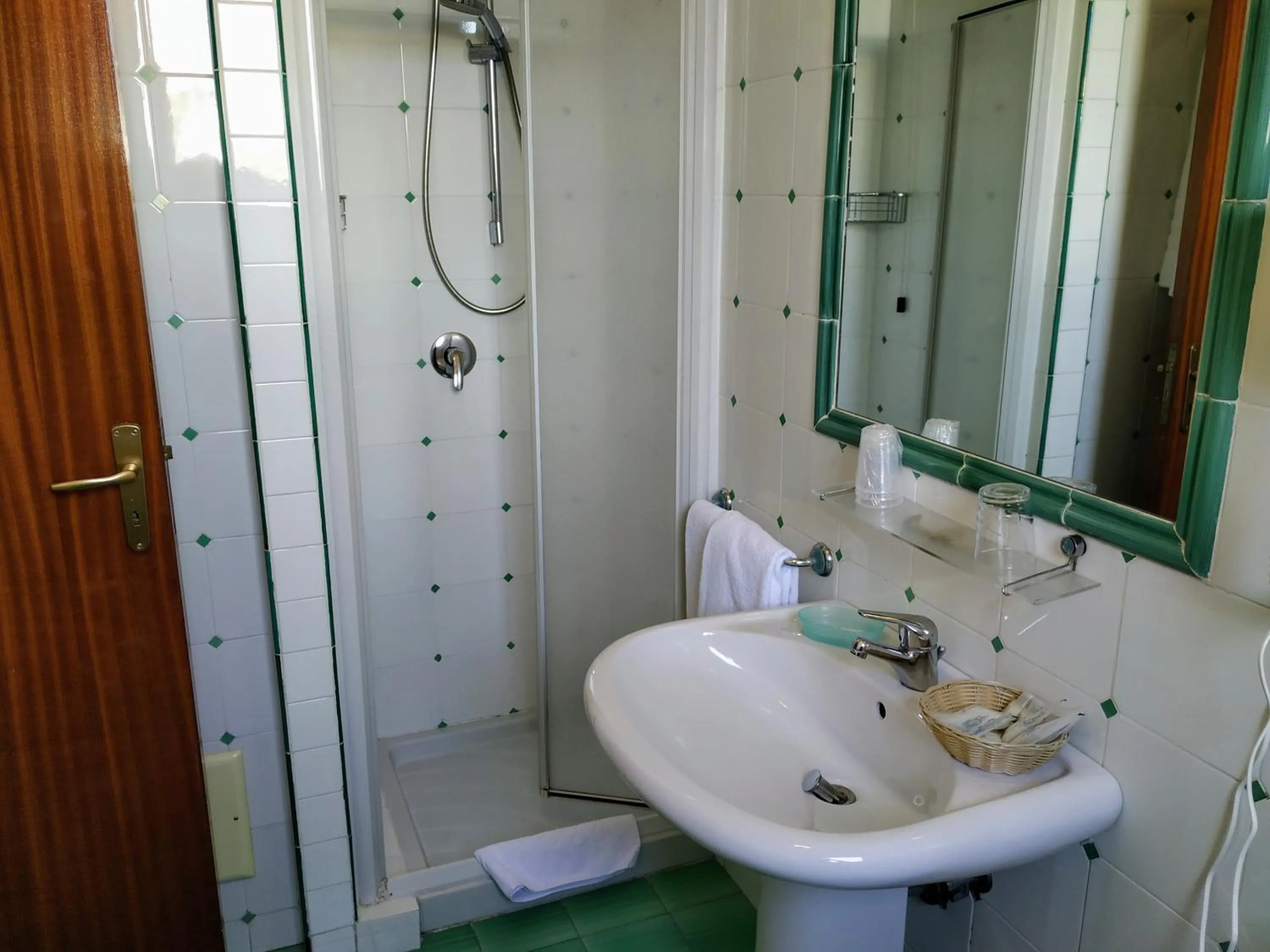 Shower in Hotel La Scogliera