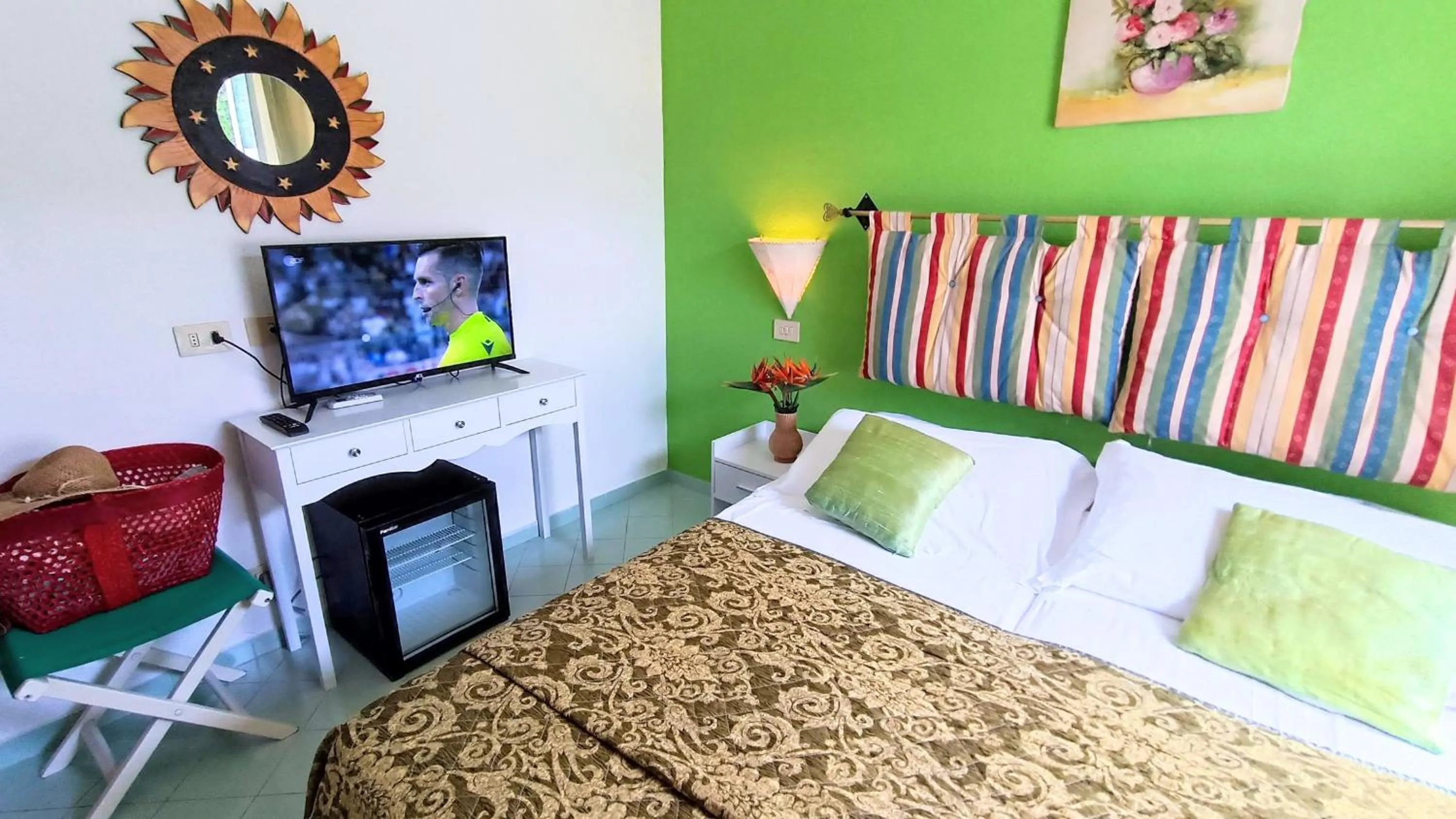 TV and multimedia, Bed in Hotel La Scogliera