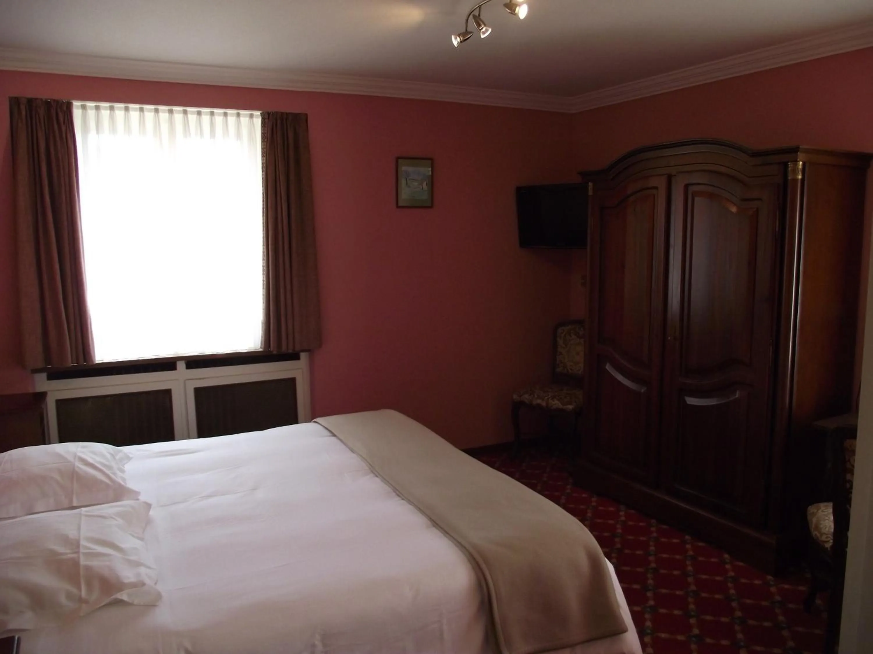 Photo of the whole room in Hostellerie au Cygne