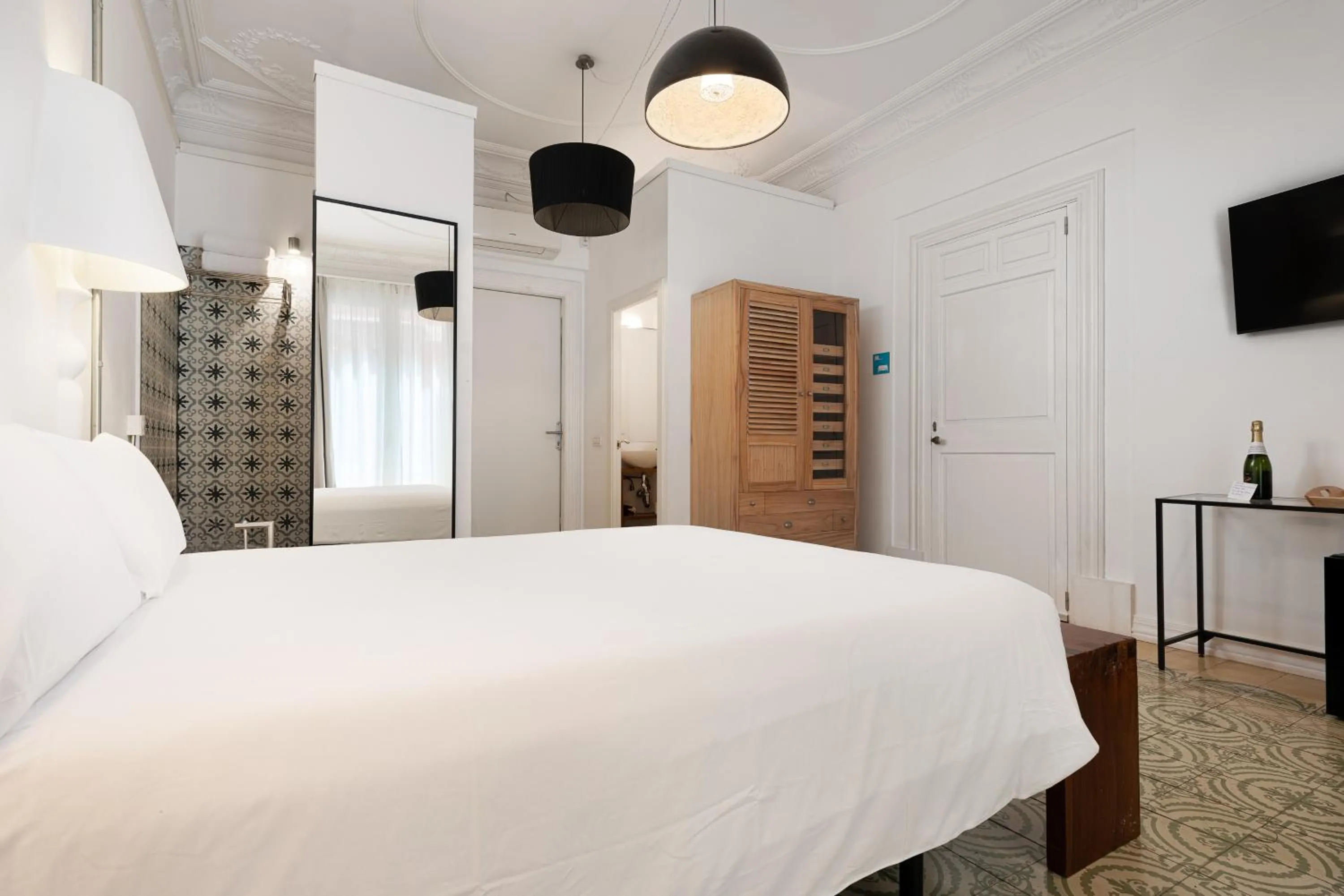 Text overlay, Bed in Brondo Architect Hotel