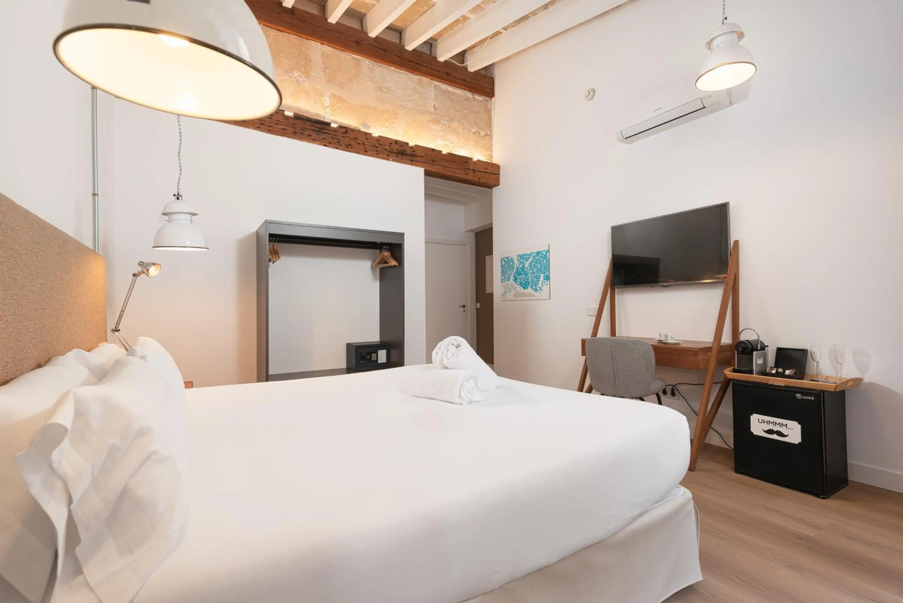 Photo of the whole room, Bed in Brondo Architect Hotel