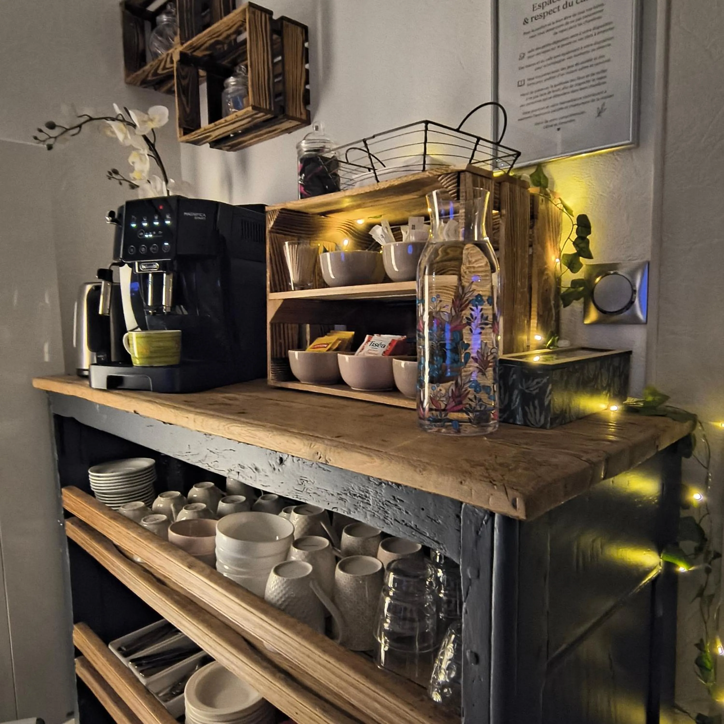 Communal lounge/ TV room in La Girouardière