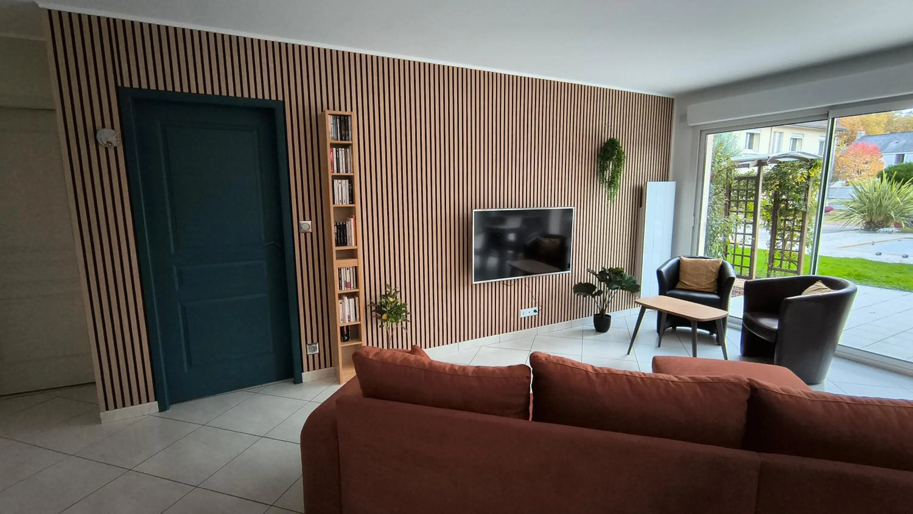 Communal lounge/ TV room in La Girouardière