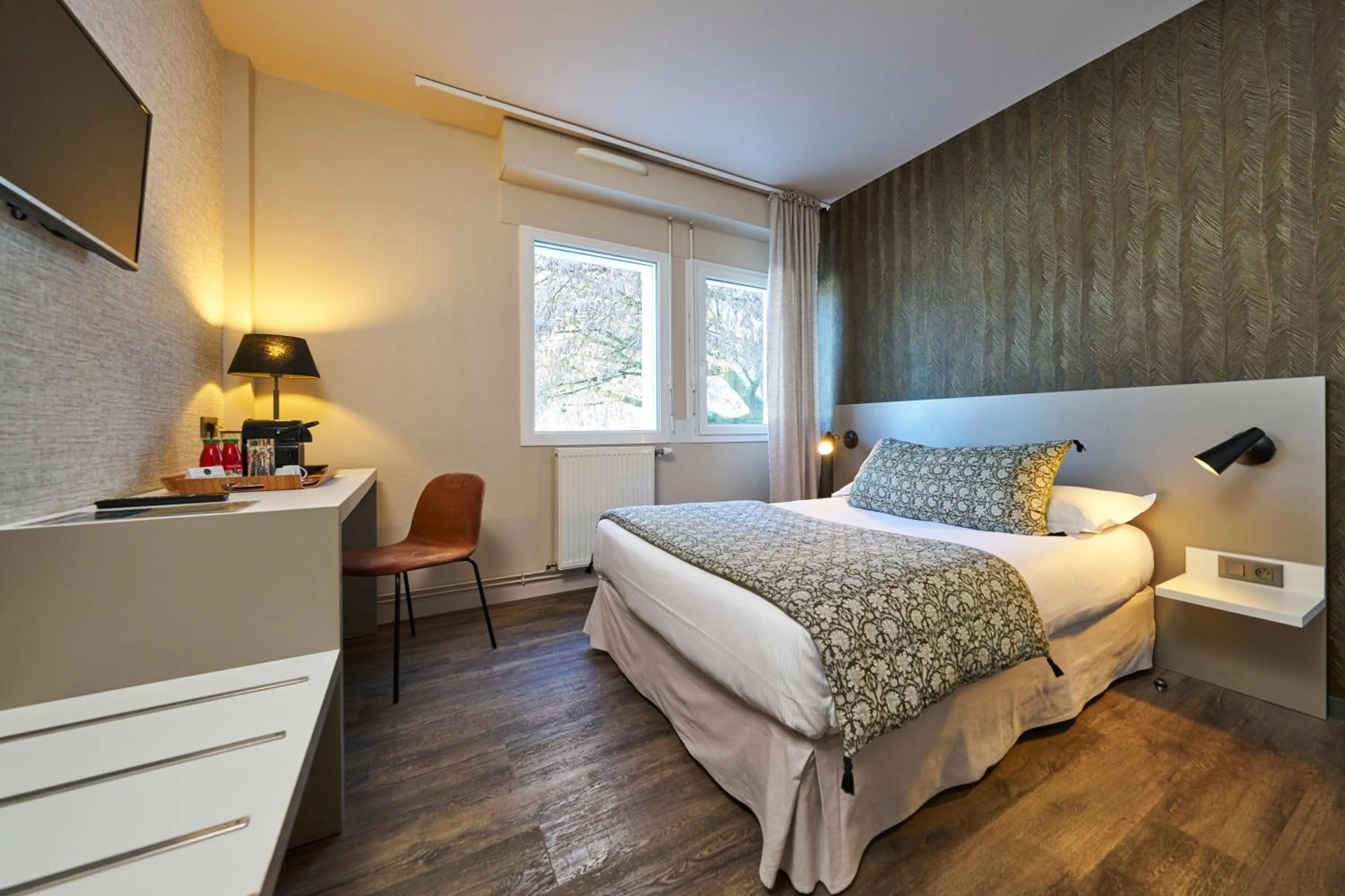 Photo of the whole room, Bed in Hôtel le Corbusson Laval Ouest