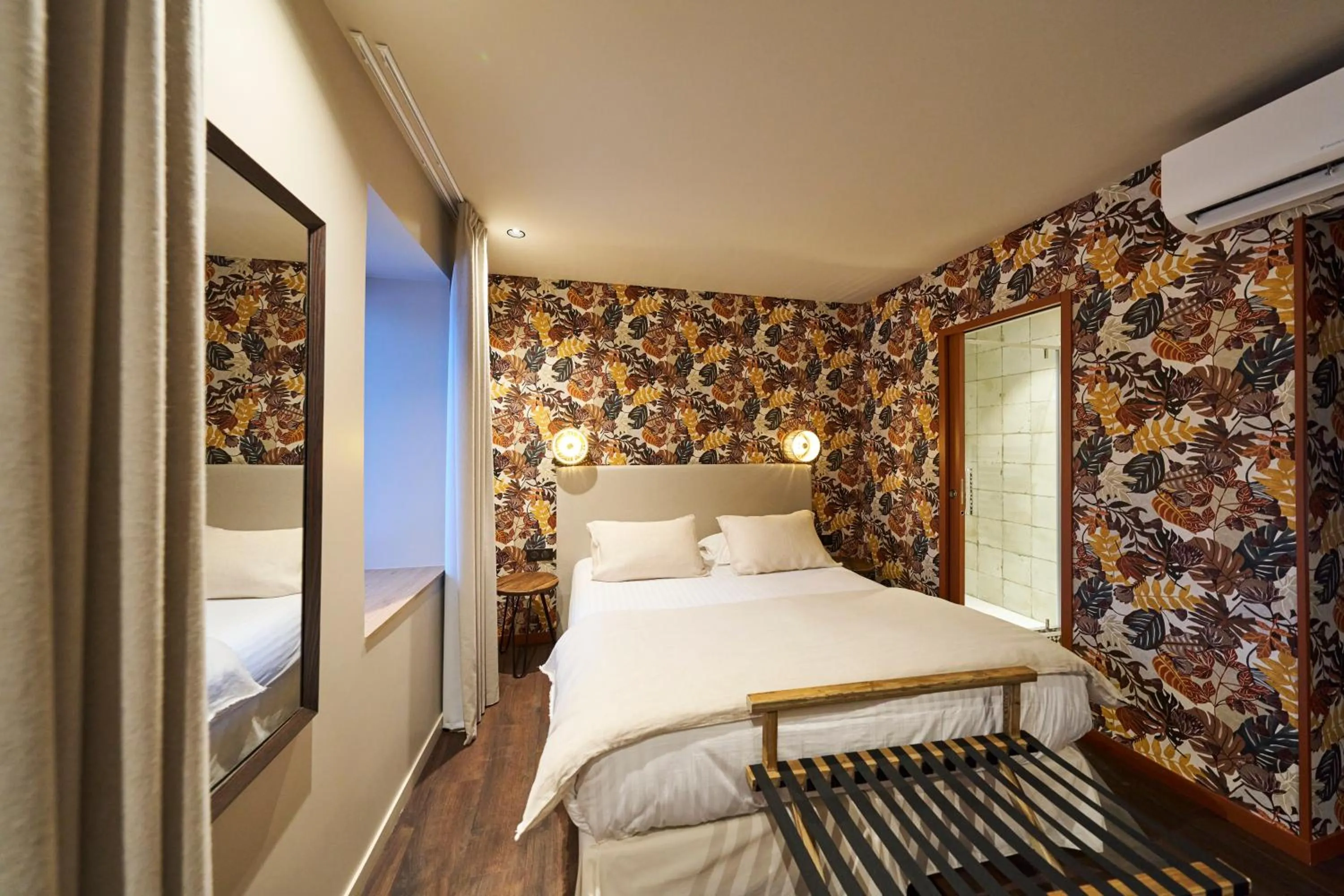 Photo of the whole room, Bed in Hôtel le Corbusson Laval Ouest