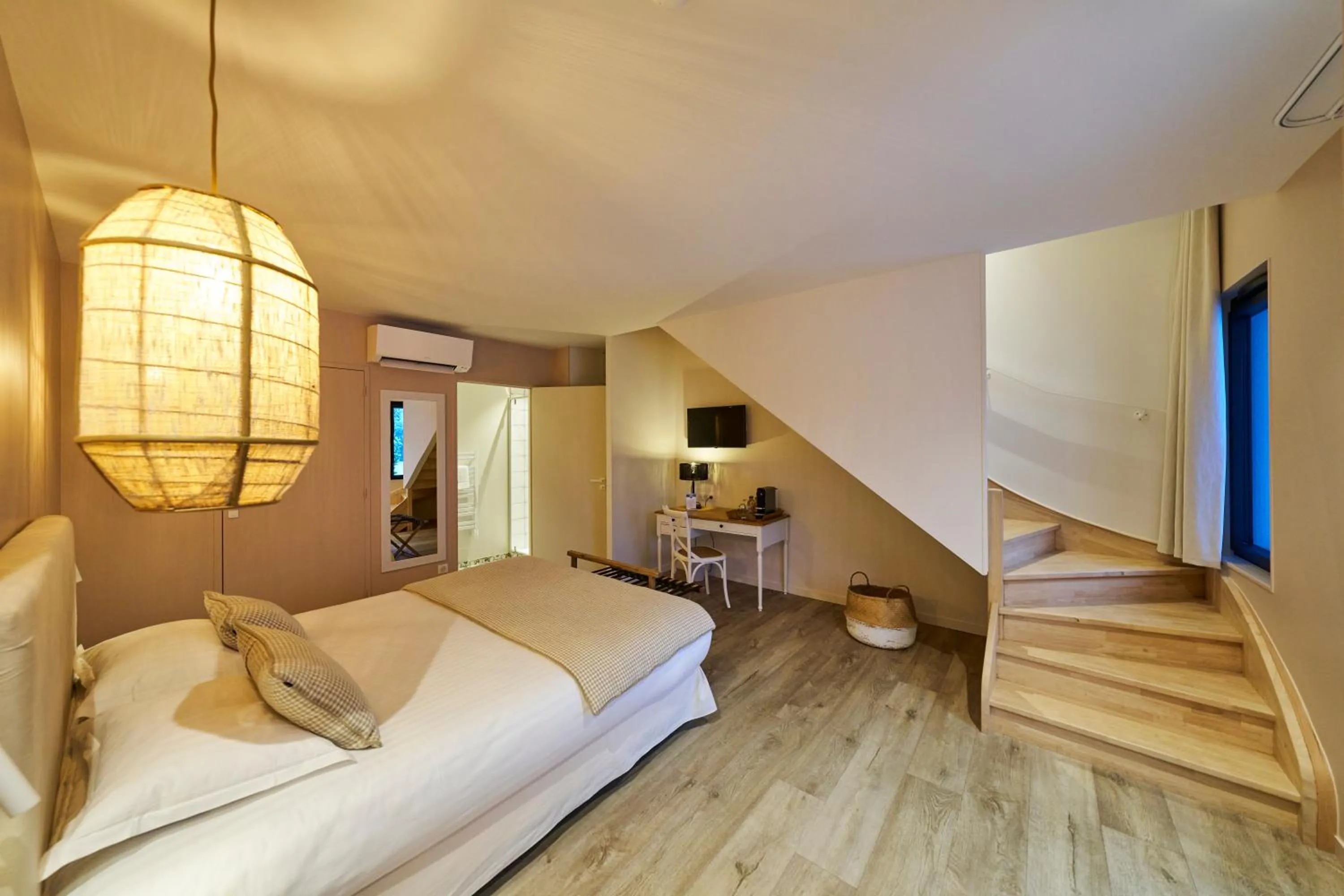 Photo of the whole room, Bed in Hôtel le Corbusson Laval Ouest