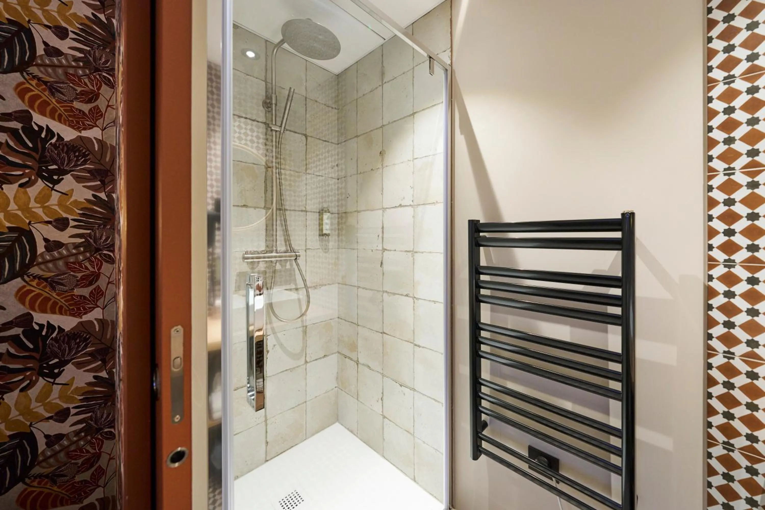 Shower in Hôtel le Corbusson Laval Ouest