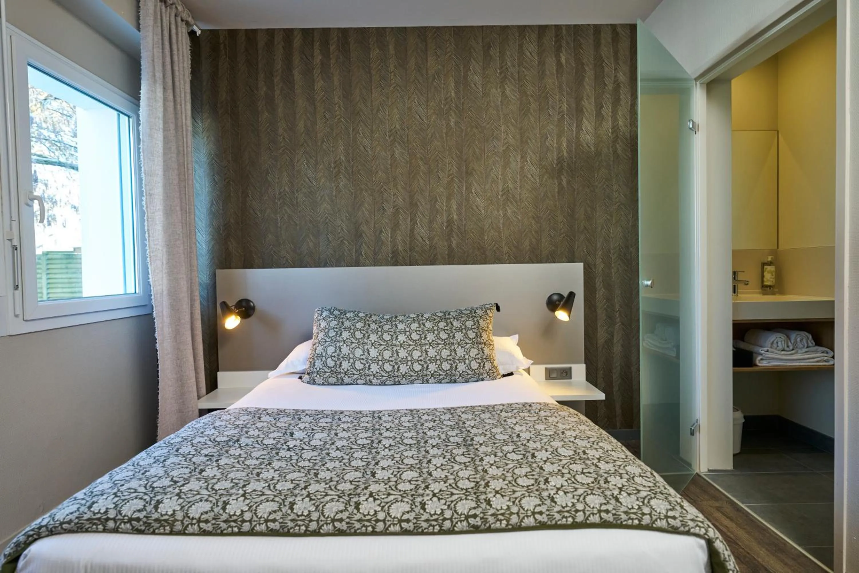 Photo of the whole room, Bed in Hôtel le Corbusson Laval Ouest