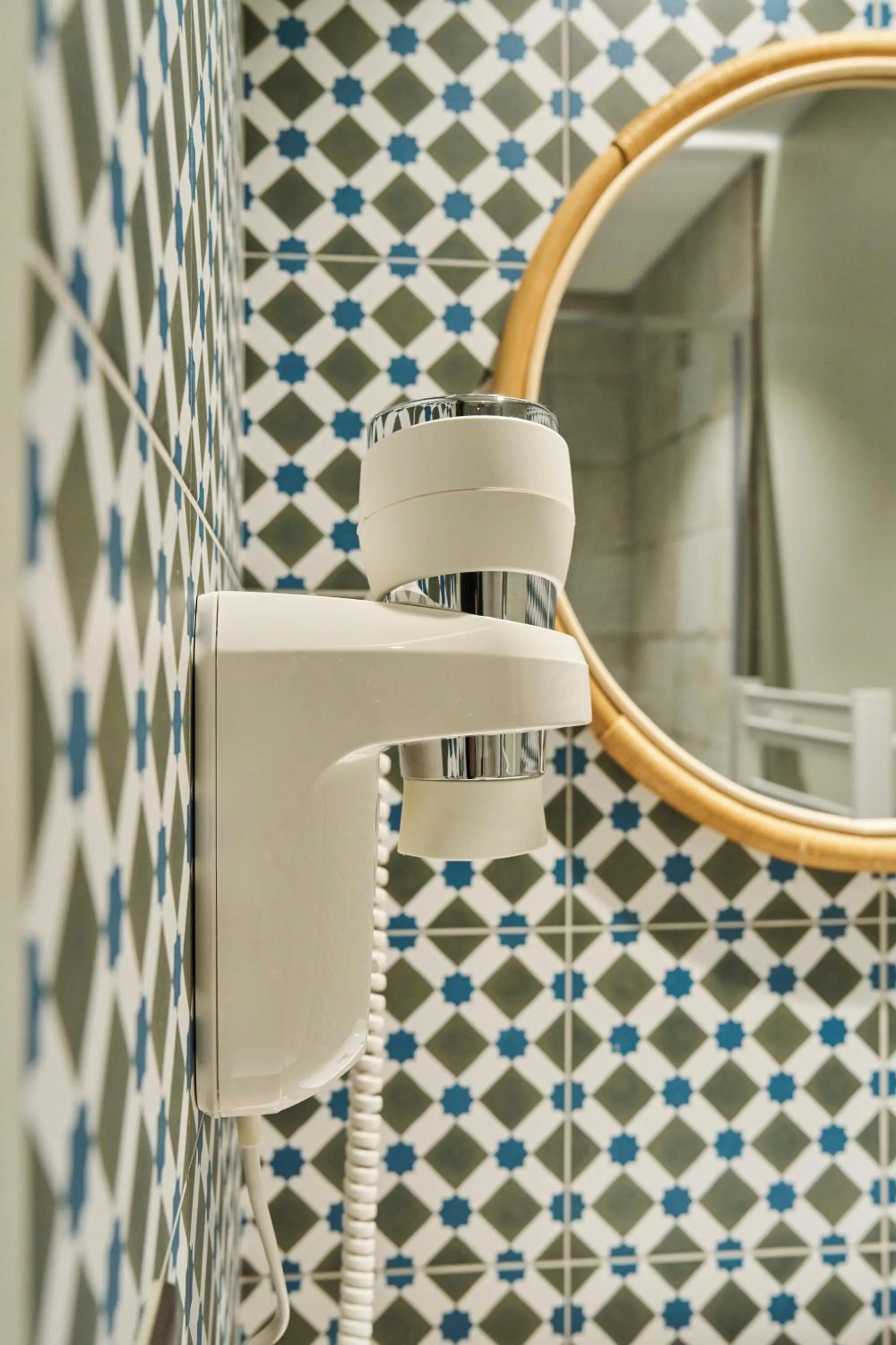 hair dryier in Hôtel le Corbusson Laval Ouest