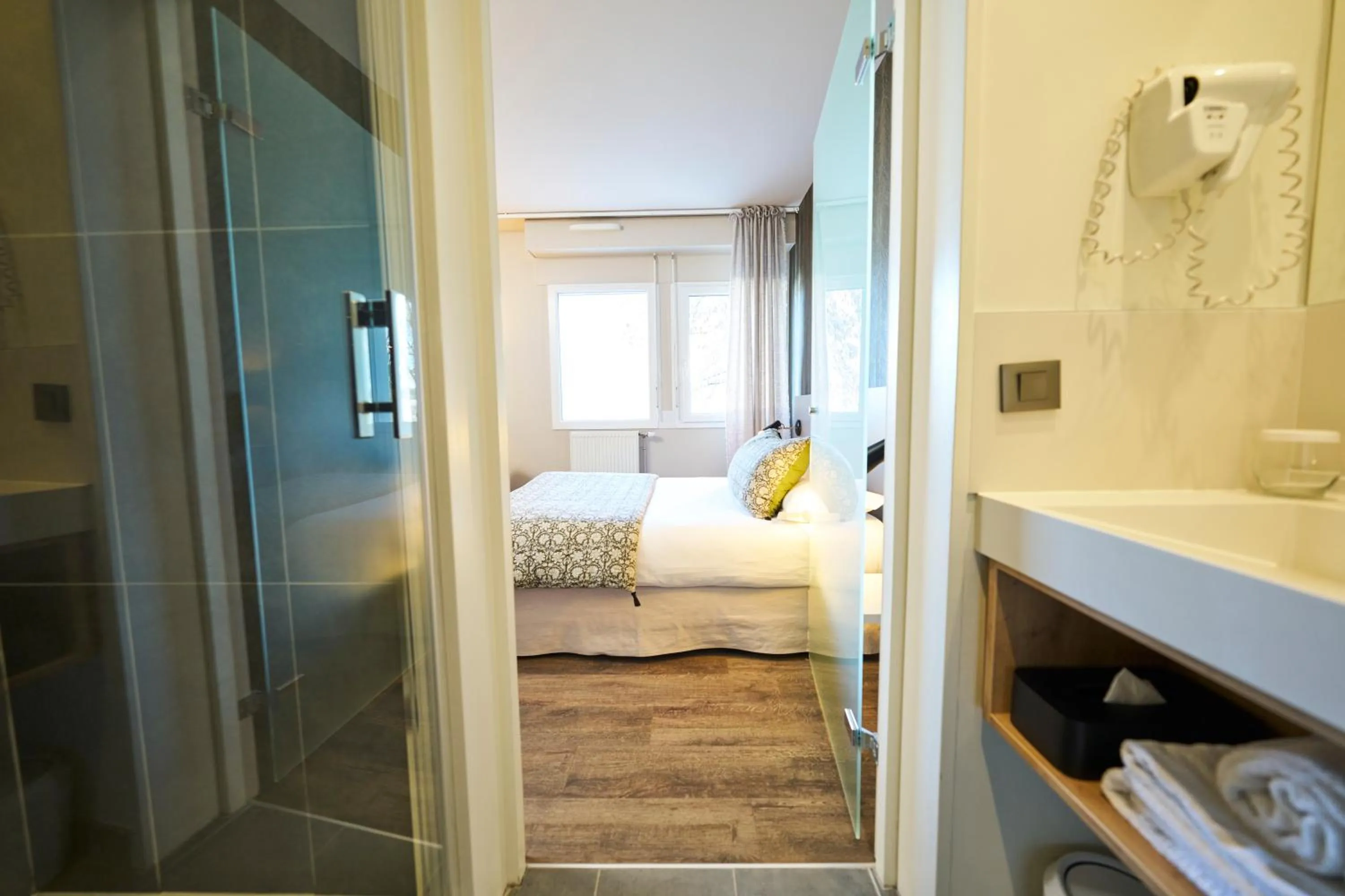 Bathroom, Bed in Hôtel le Corbusson Laval Ouest