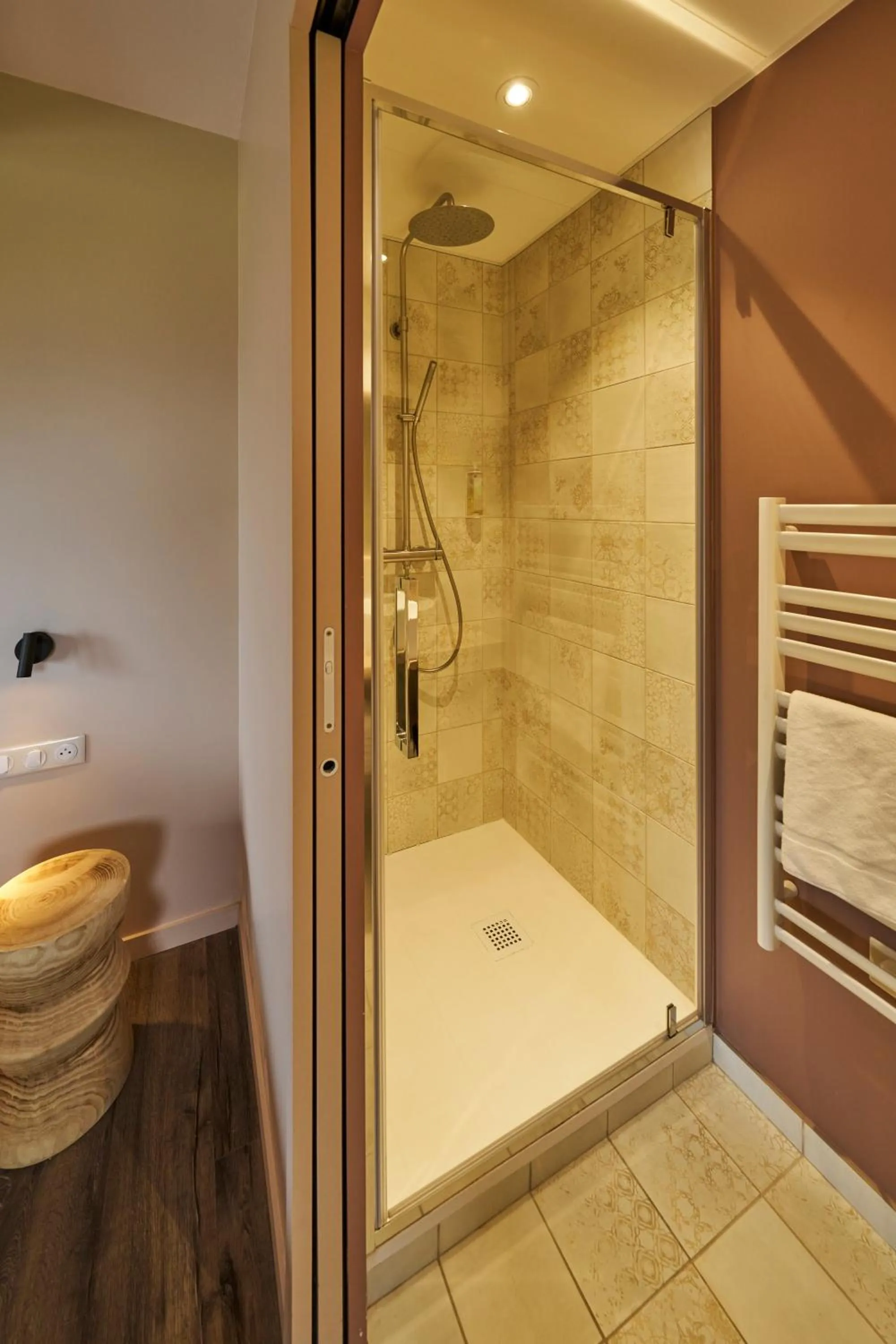 Bathroom in Hôtel le Corbusson Laval Ouest