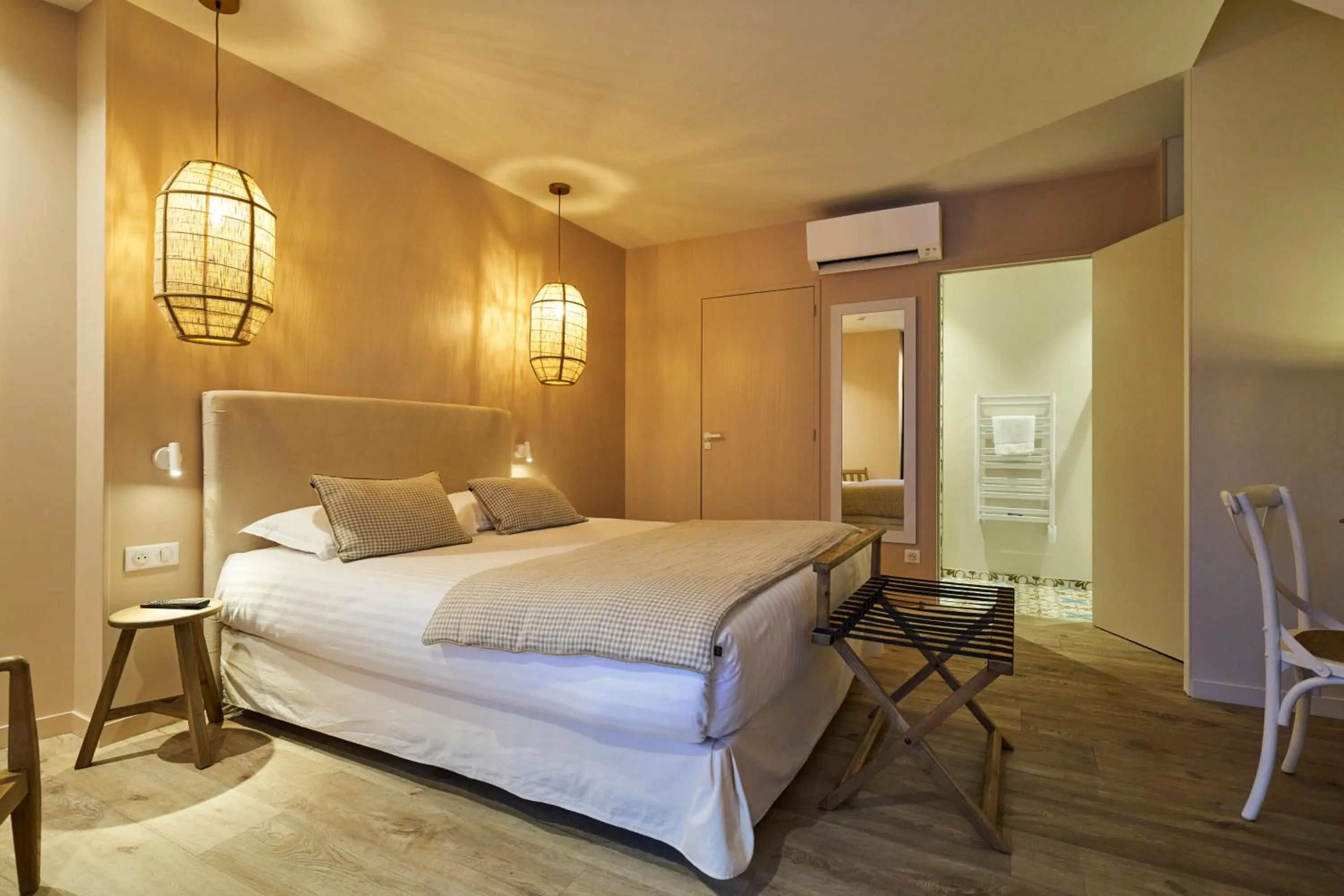 Photo of the whole room, Bed in Hôtel le Corbusson Laval Ouest