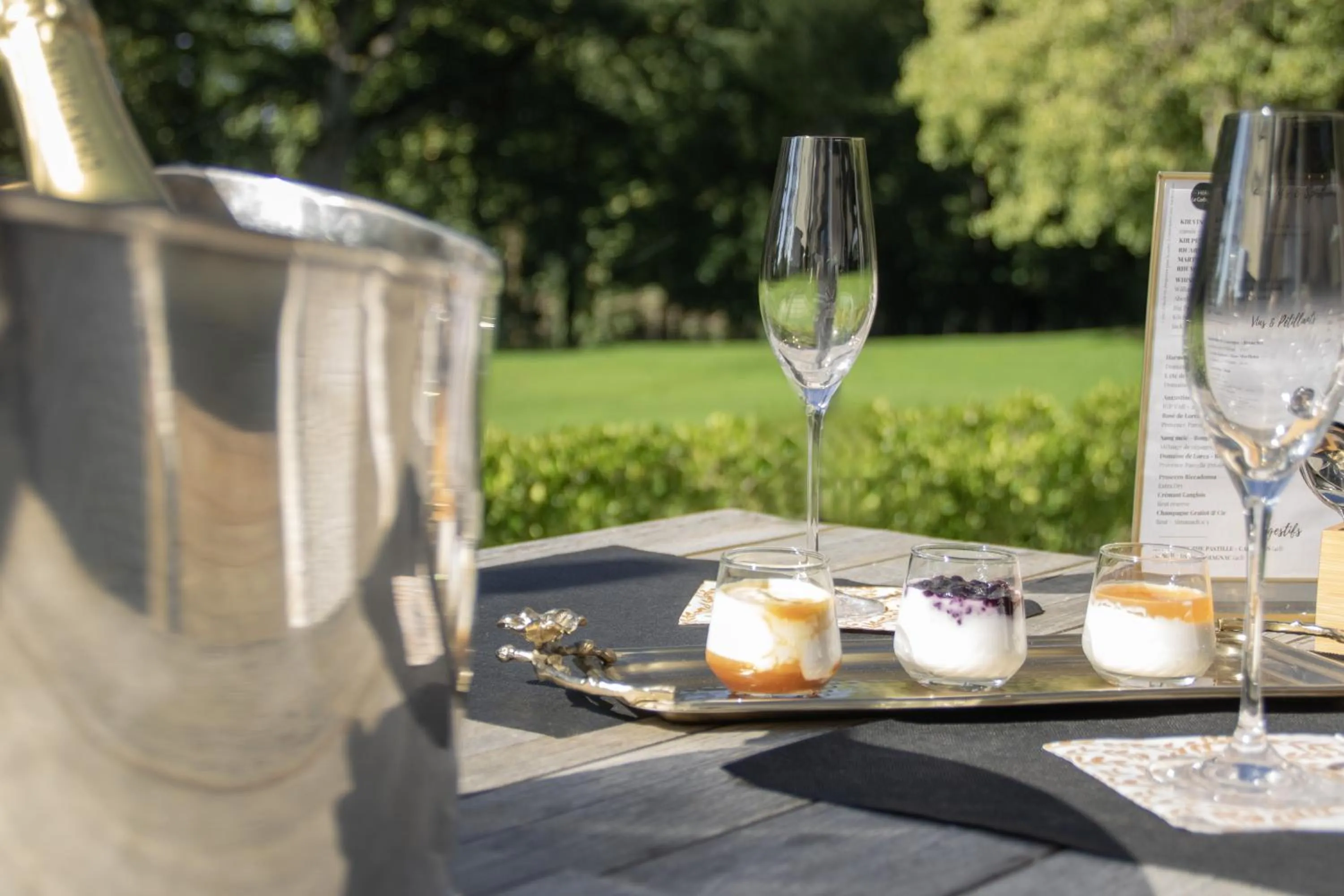 Patio in Hôtel le Corbusson Laval Ouest