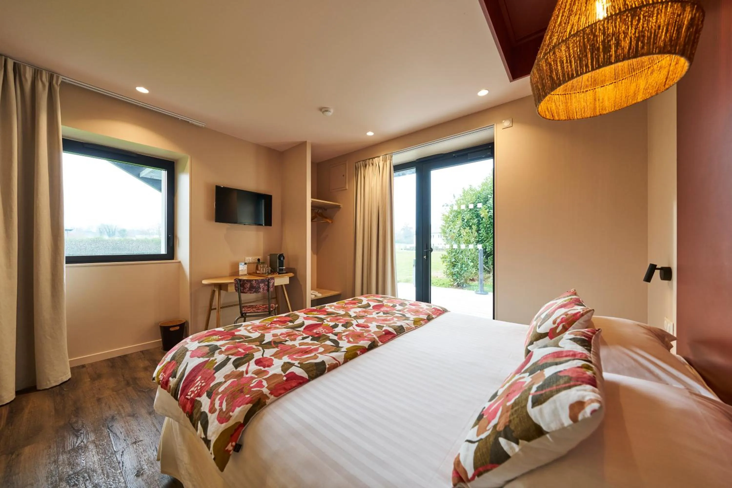 Photo of the whole room, Bed in Hôtel le Corbusson Laval Ouest