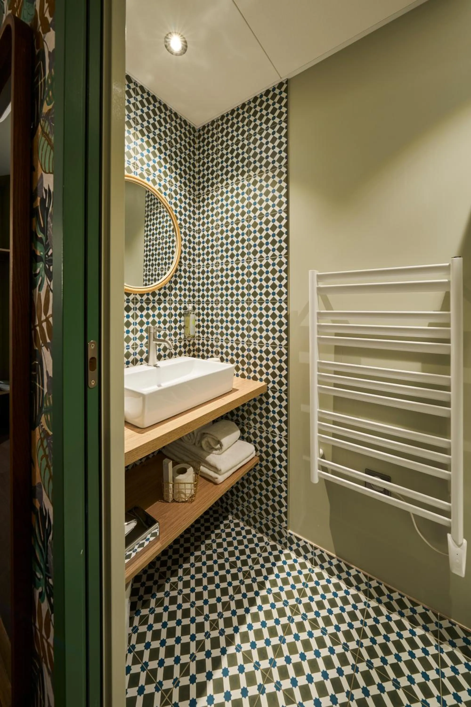 Bathroom in Hôtel le Corbusson Laval Ouest