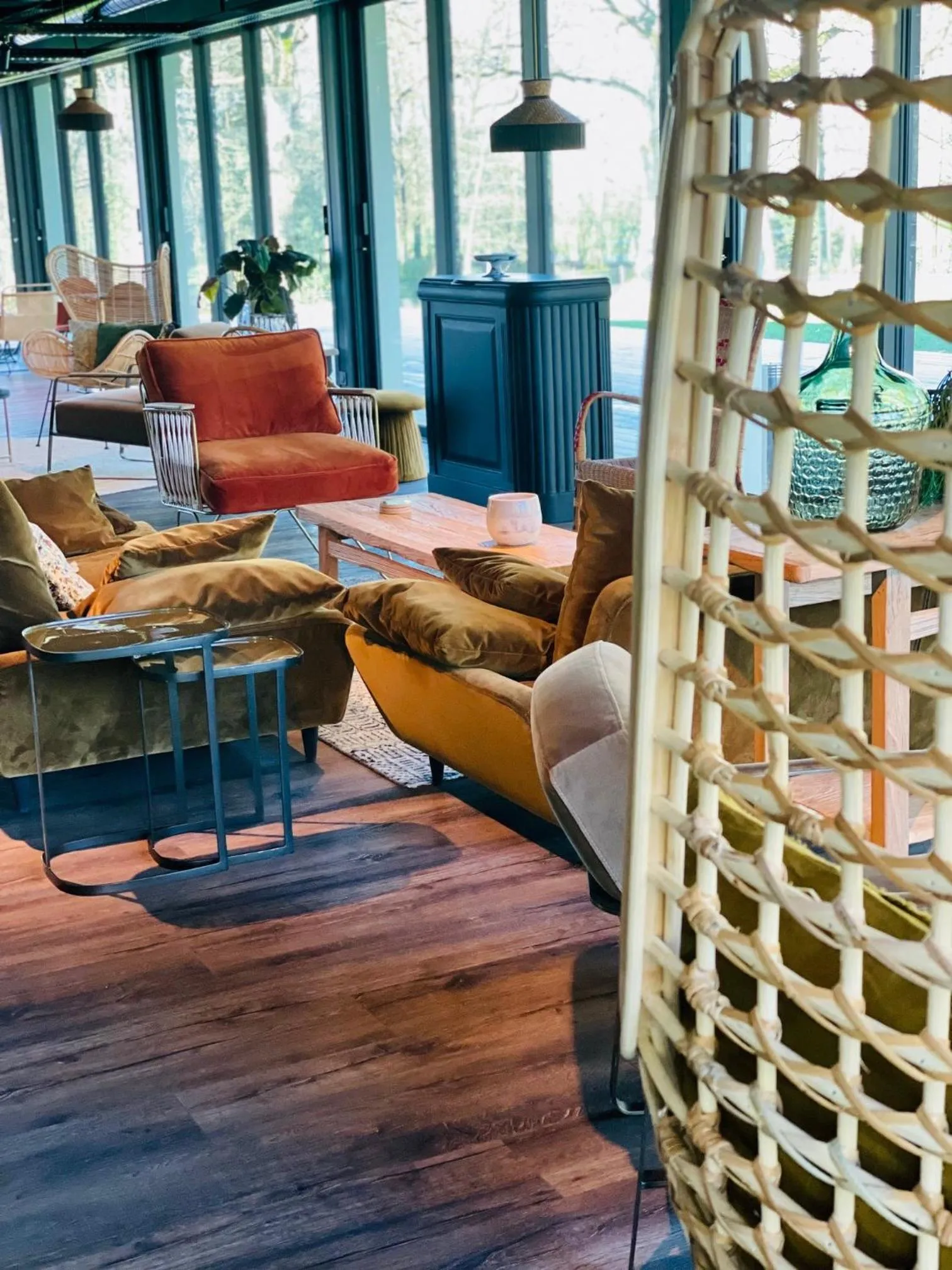 Communal lounge/ TV room in Hôtel le Corbusson Laval Ouest