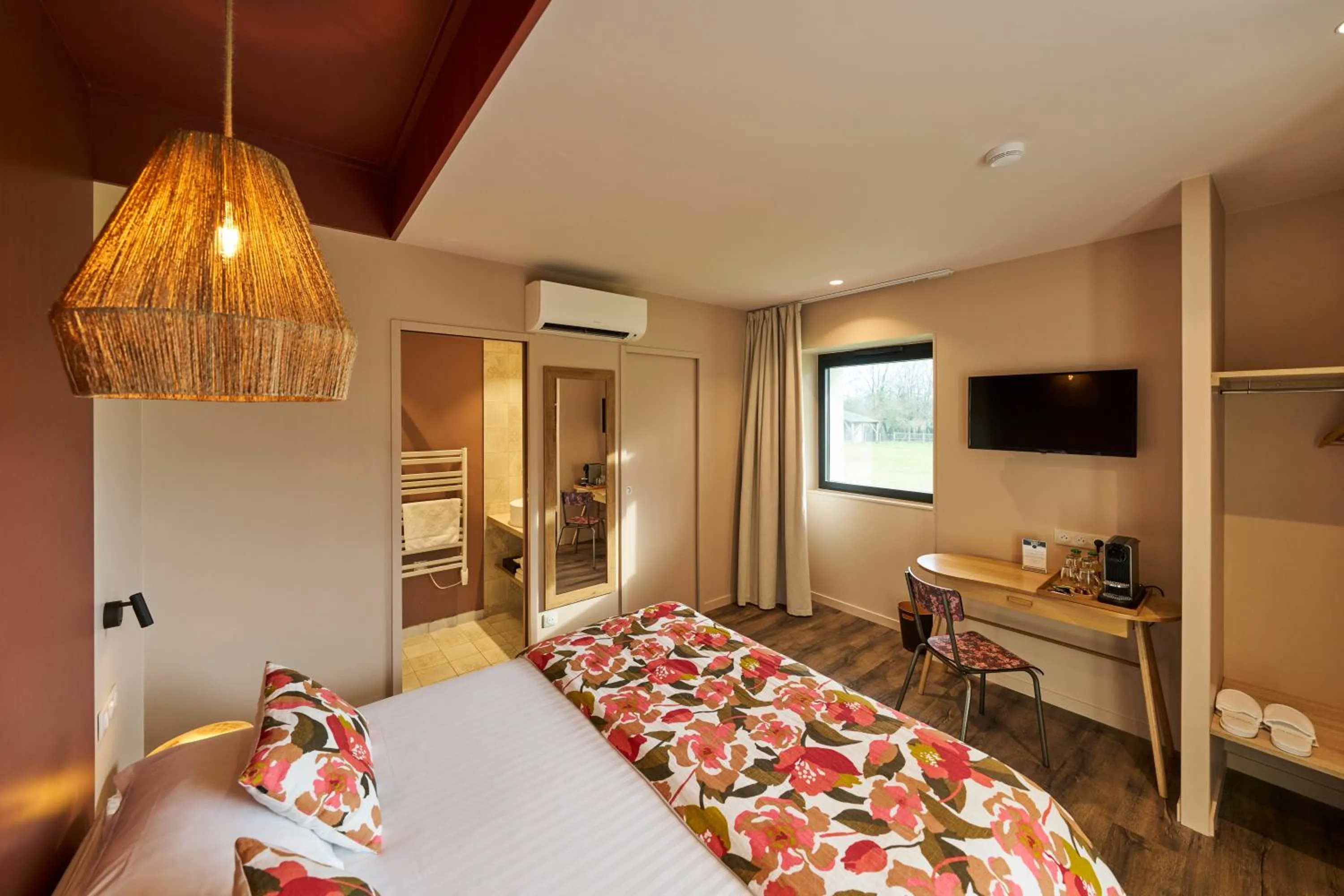 Photo of the whole room, Bed in Hôtel le Corbusson Laval Ouest