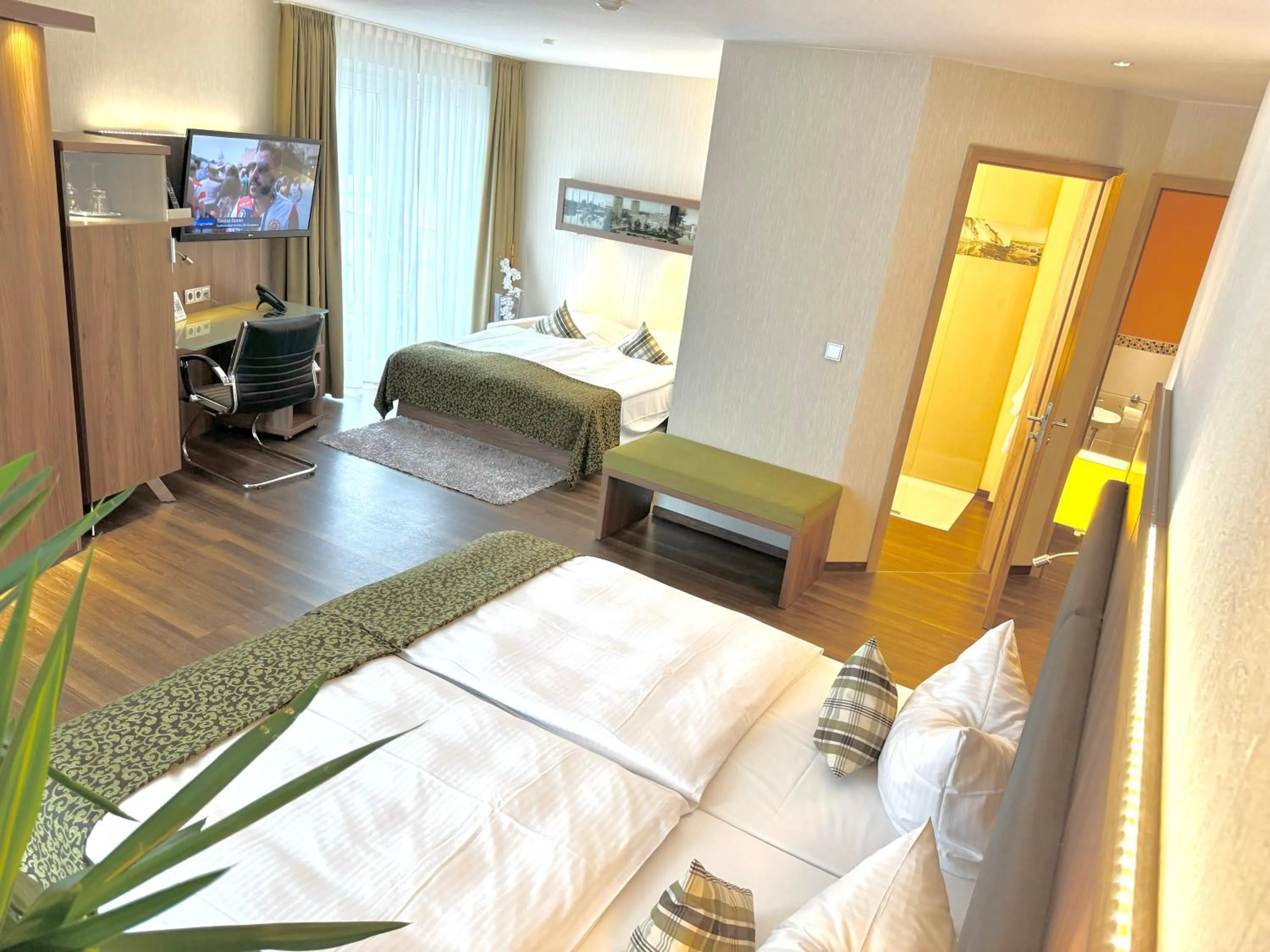 Communal lounge/ TV room, Bed in Hotel Simonshof