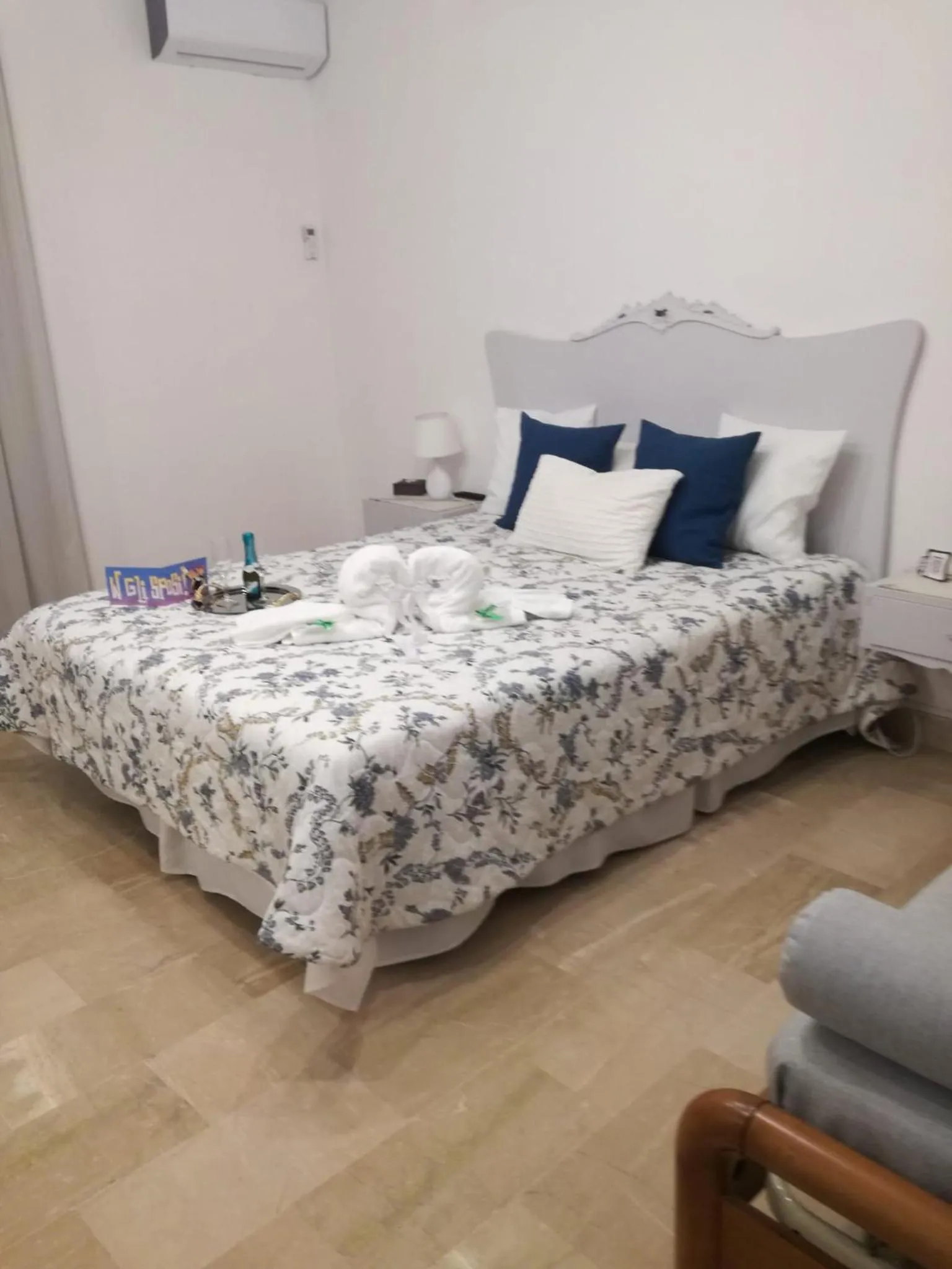 Bedroom, Bed in Cappuccini Green Relax