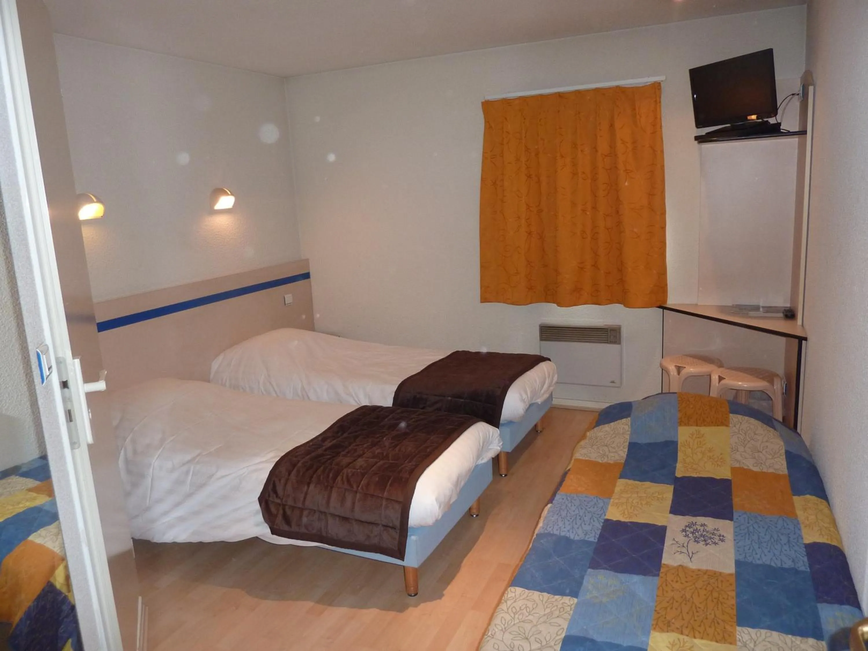 Photo of the whole room, Bed in Lac'Hotel France