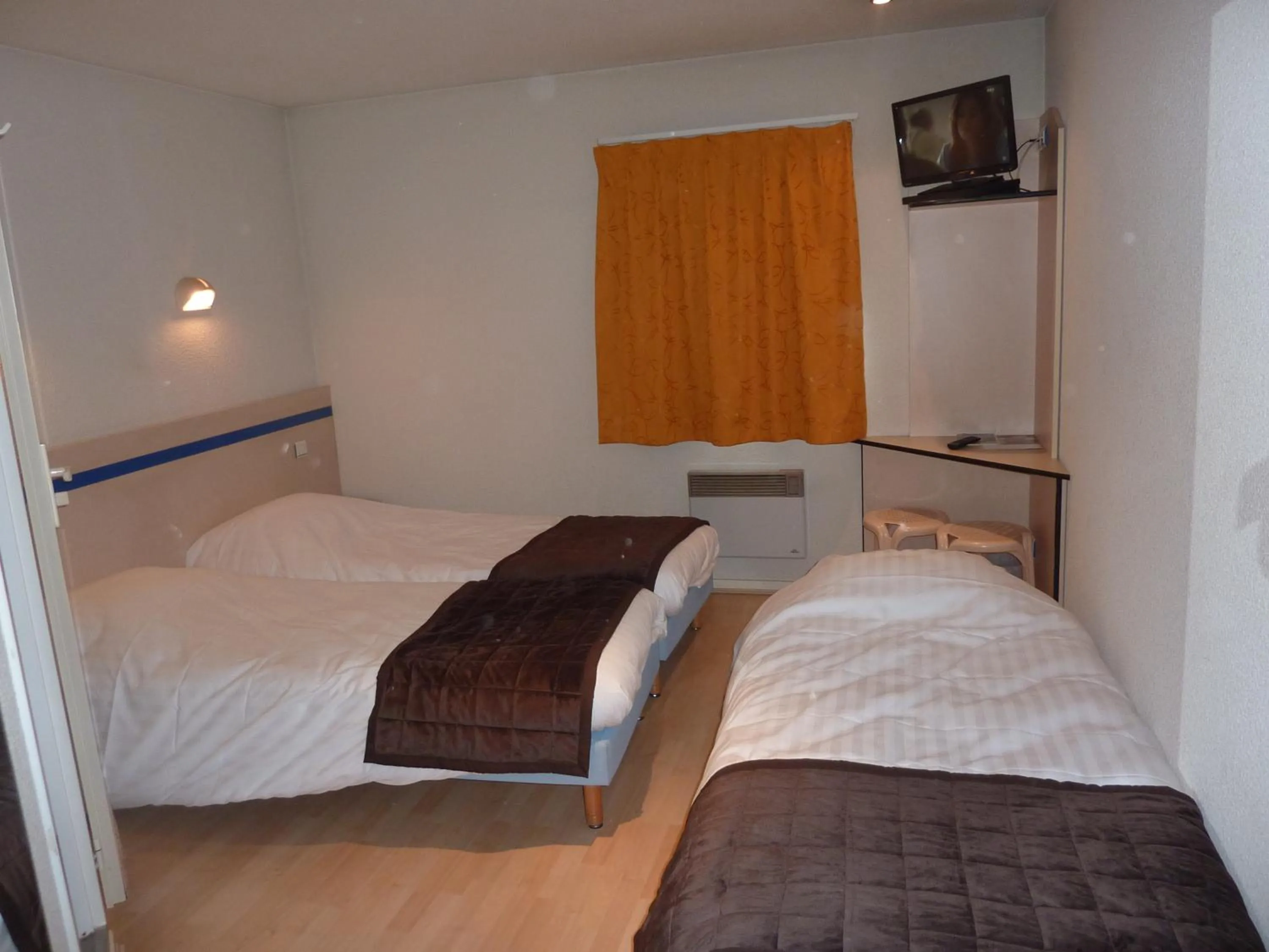 Photo of the whole room, Bed in Lac'Hotel France
