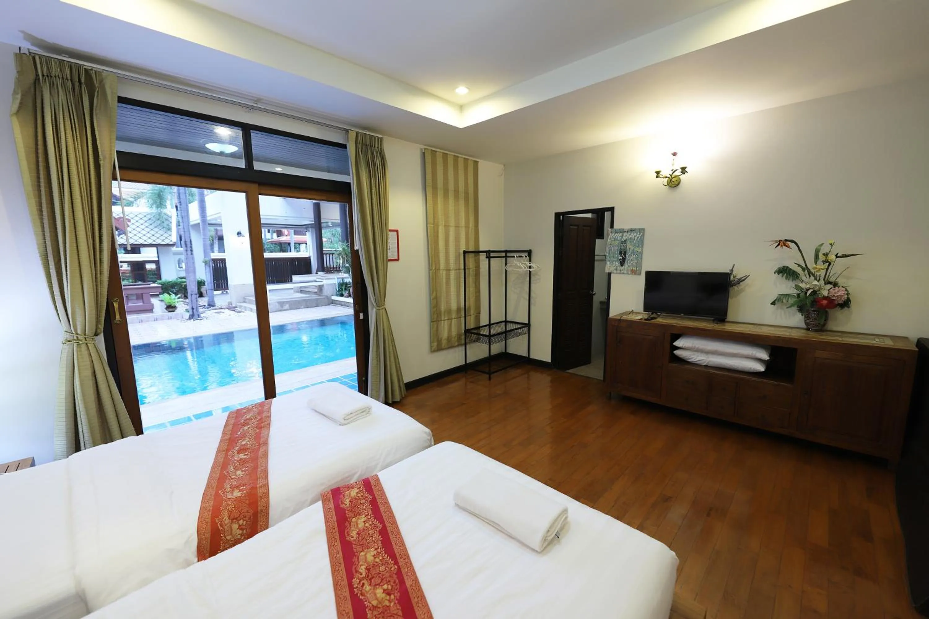 Photo of the whole room, Bed in ปุณณภา พูล วิลล่า พัทยา Punnapha Pool Villa Pattaya