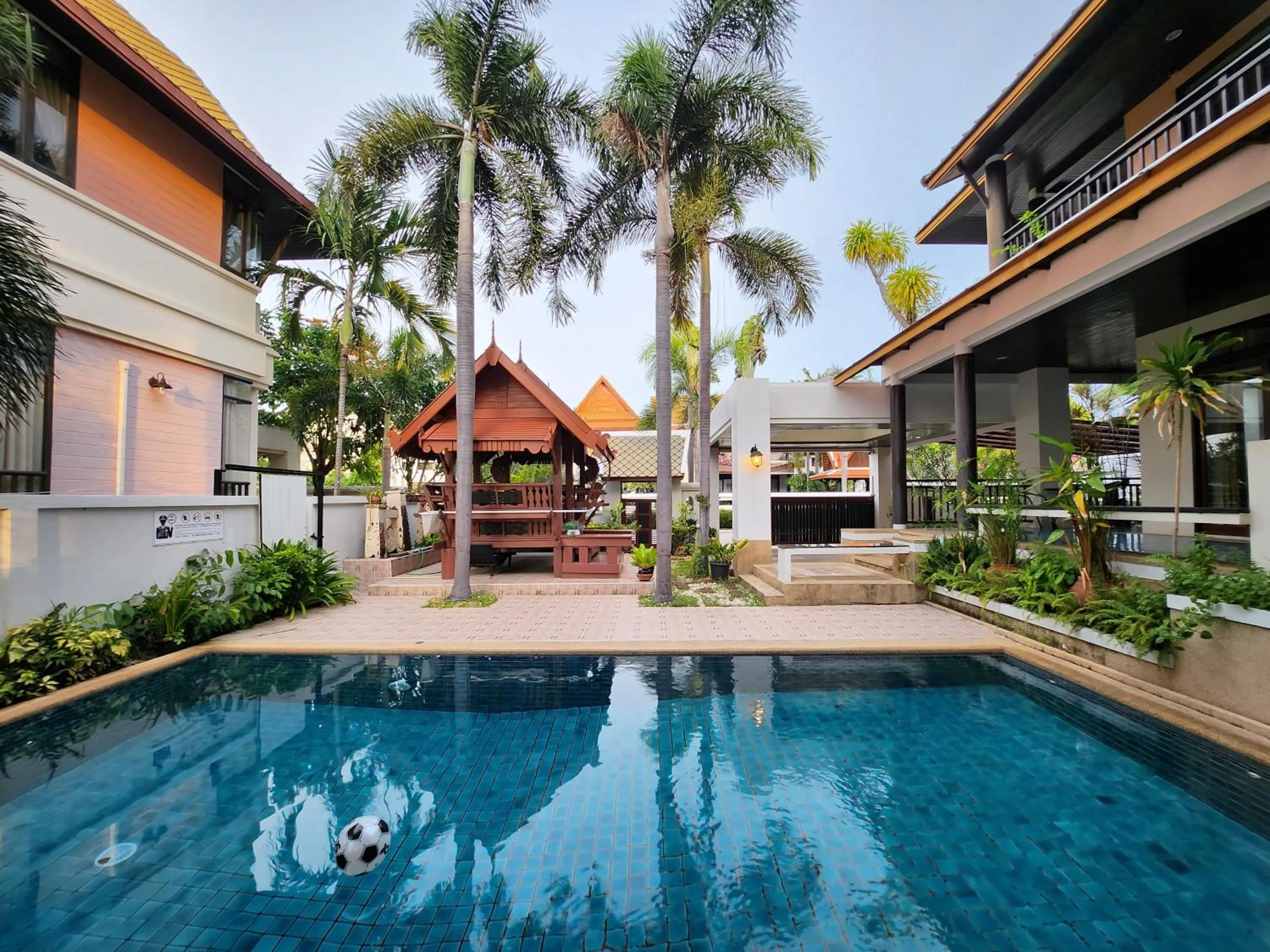 Property building in ปุณณภา พูล วิลล่า พัทยา Punnapha Pool Villa Pattaya