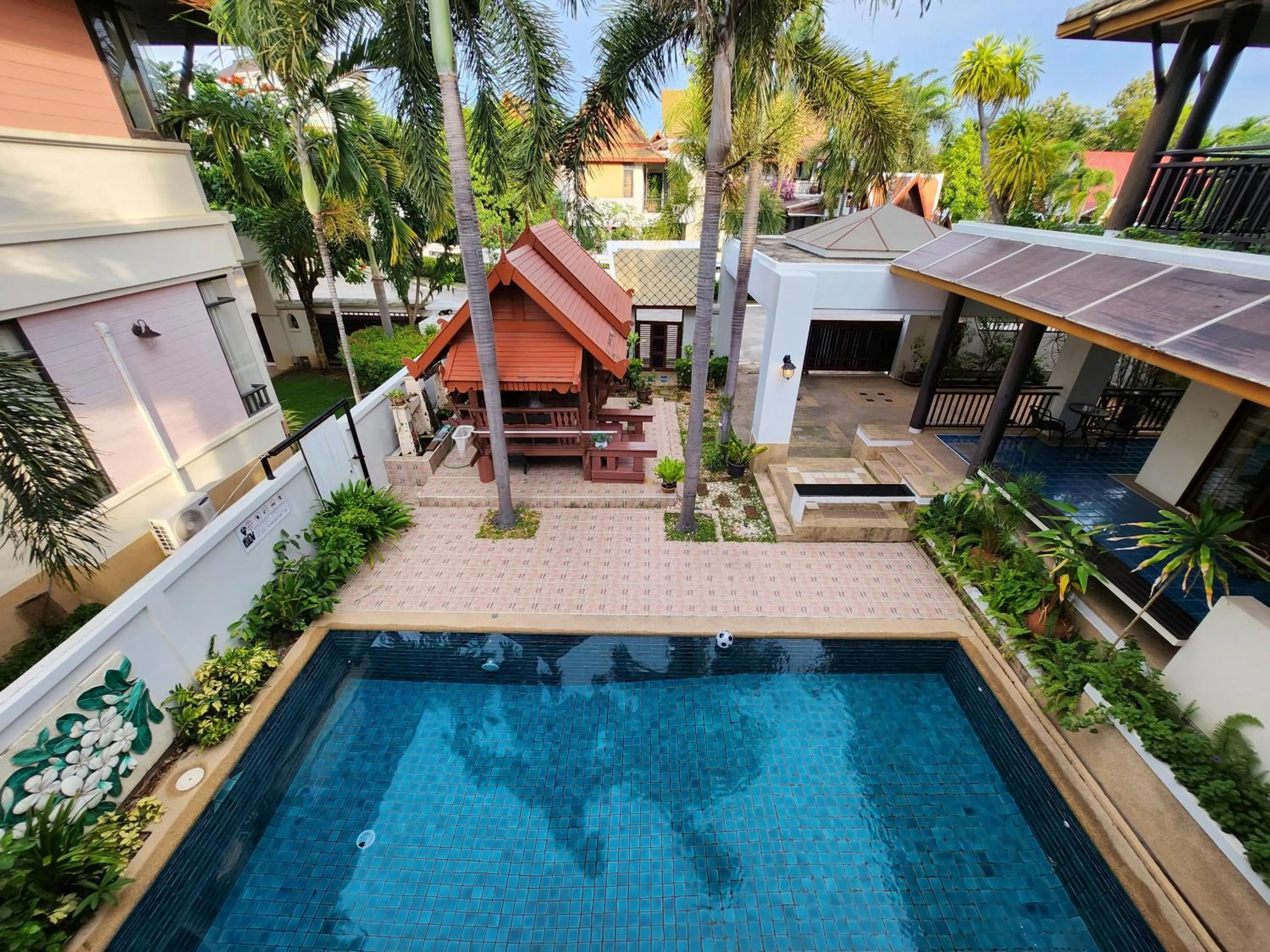 Property building in ปุณณภา พูล วิลล่า พัทยา Punnapha Pool Villa Pattaya