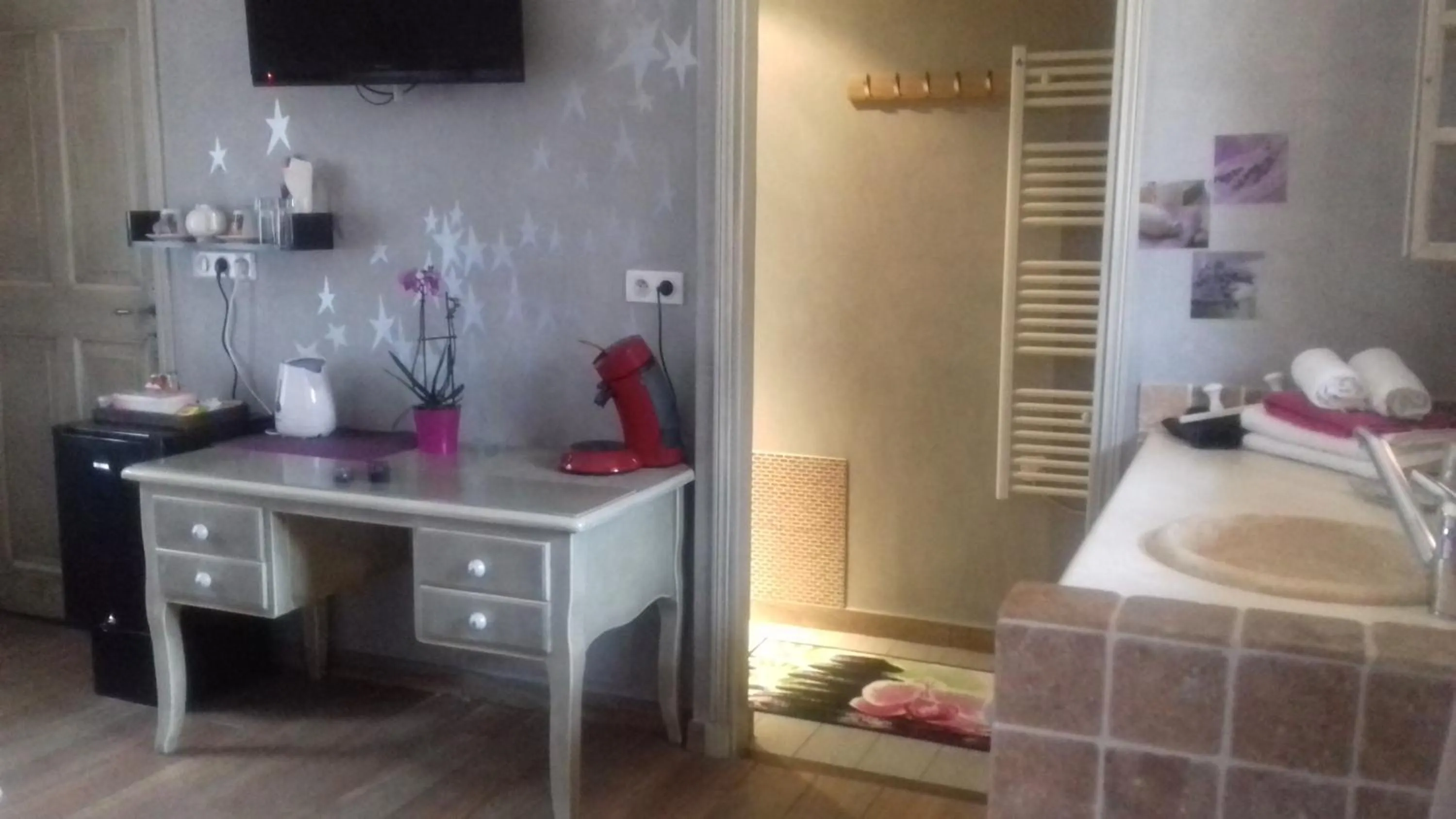 Coffee/tea facilities, Bed in Les Jardins de l'Ermitage