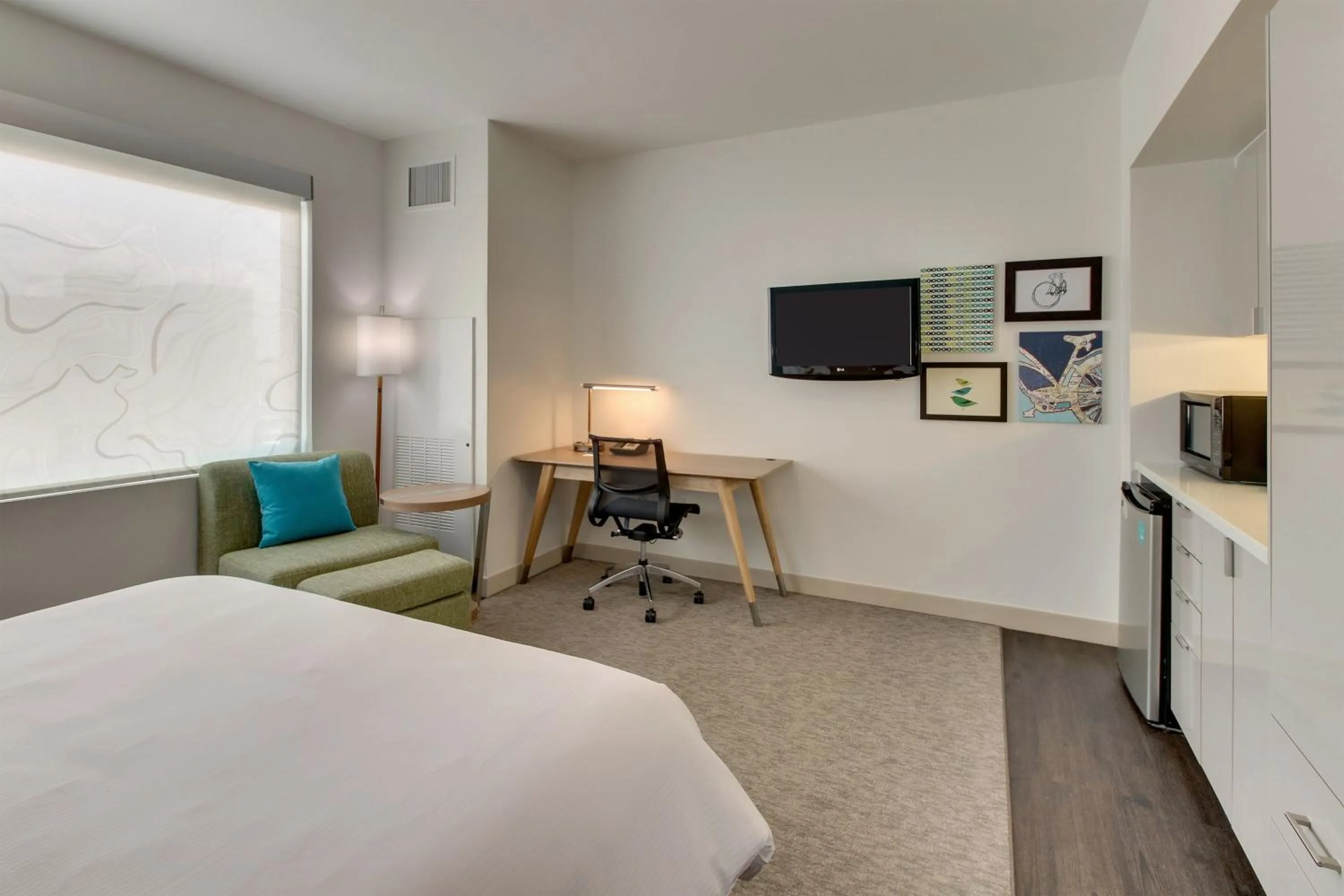 Photo of the whole room, Bed in Element Ewing Princeton