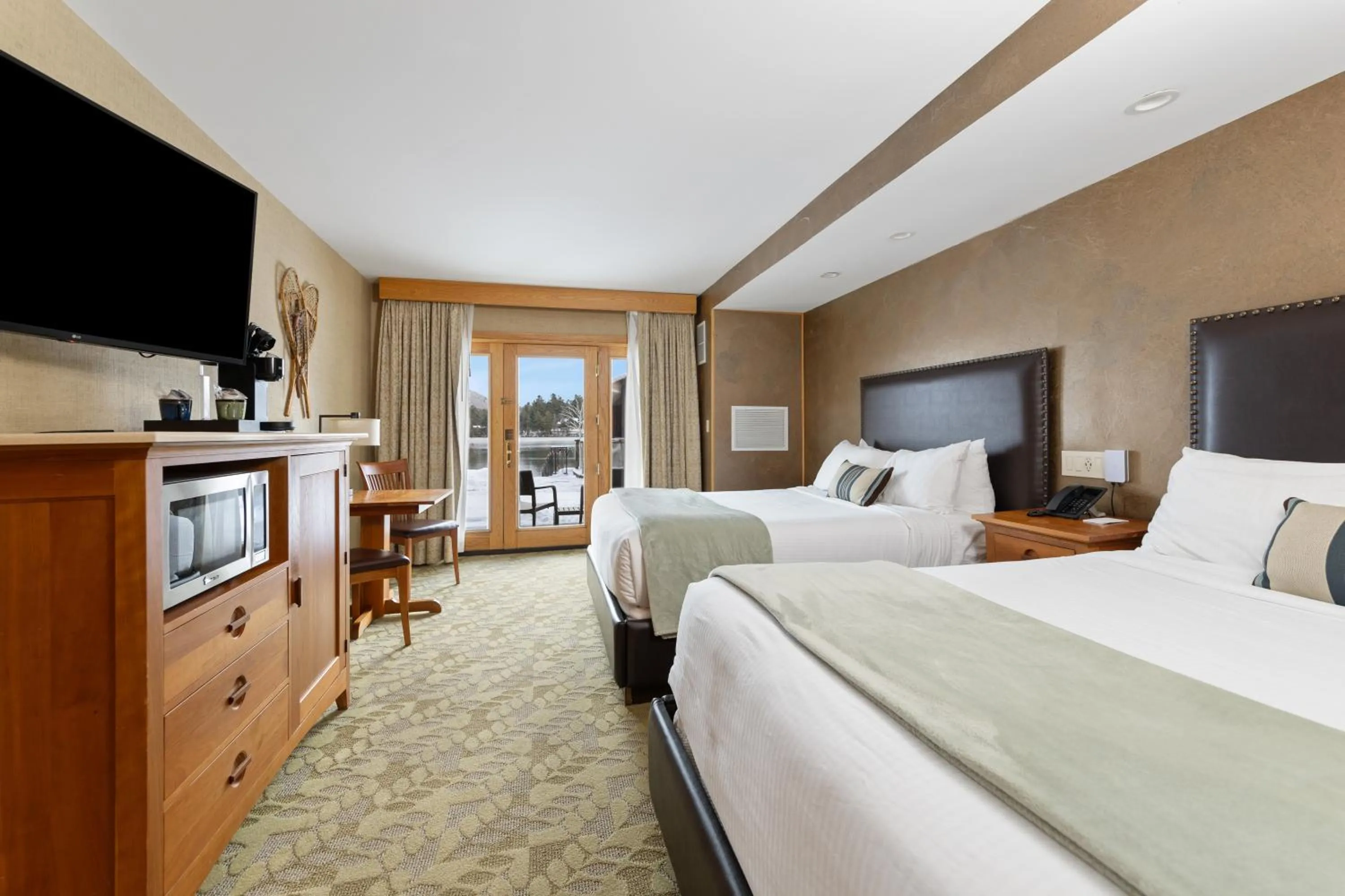 Bed in Golden Arrow Lakeside Resort