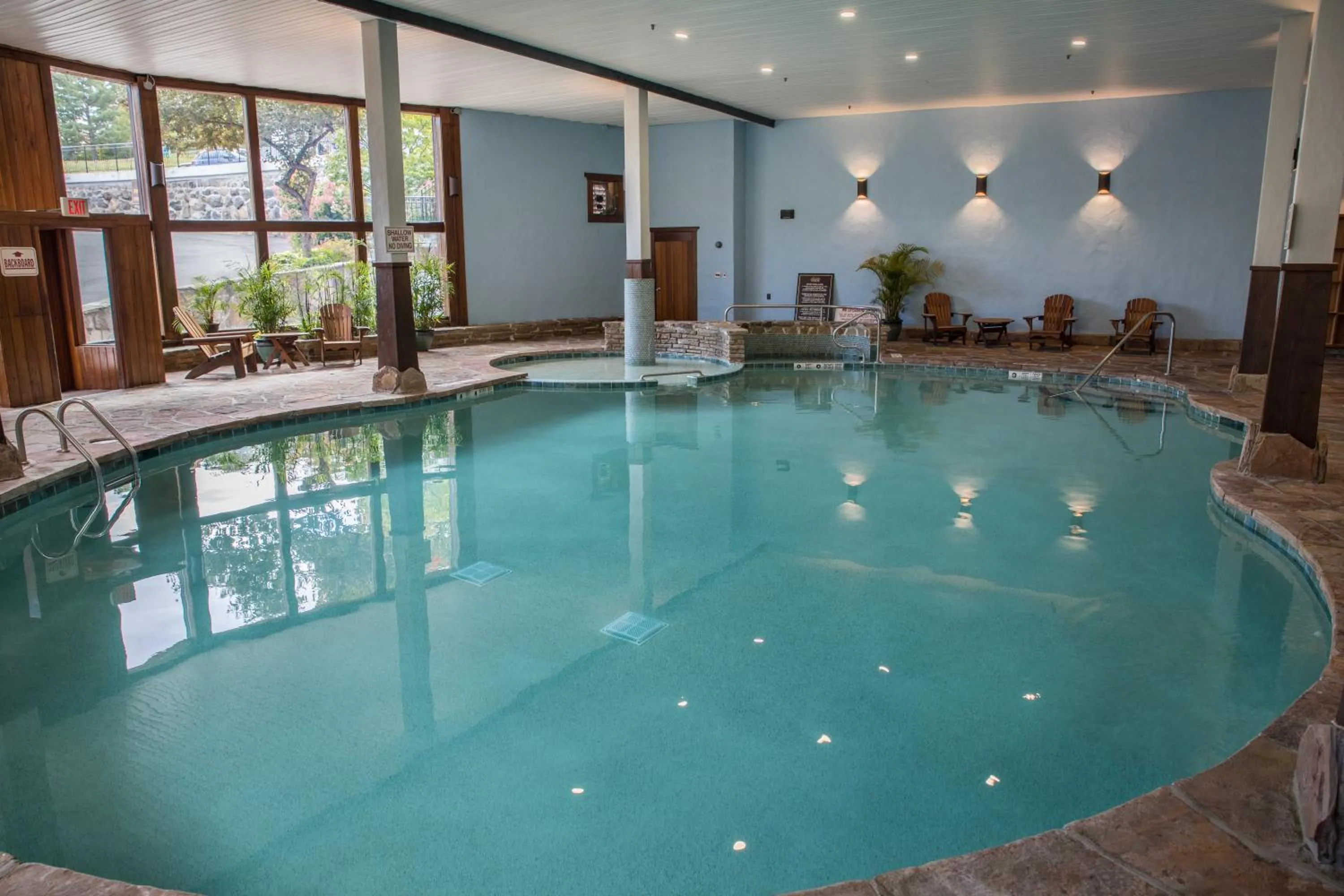 Swimming pool in Golden Arrow Lakeside Resort