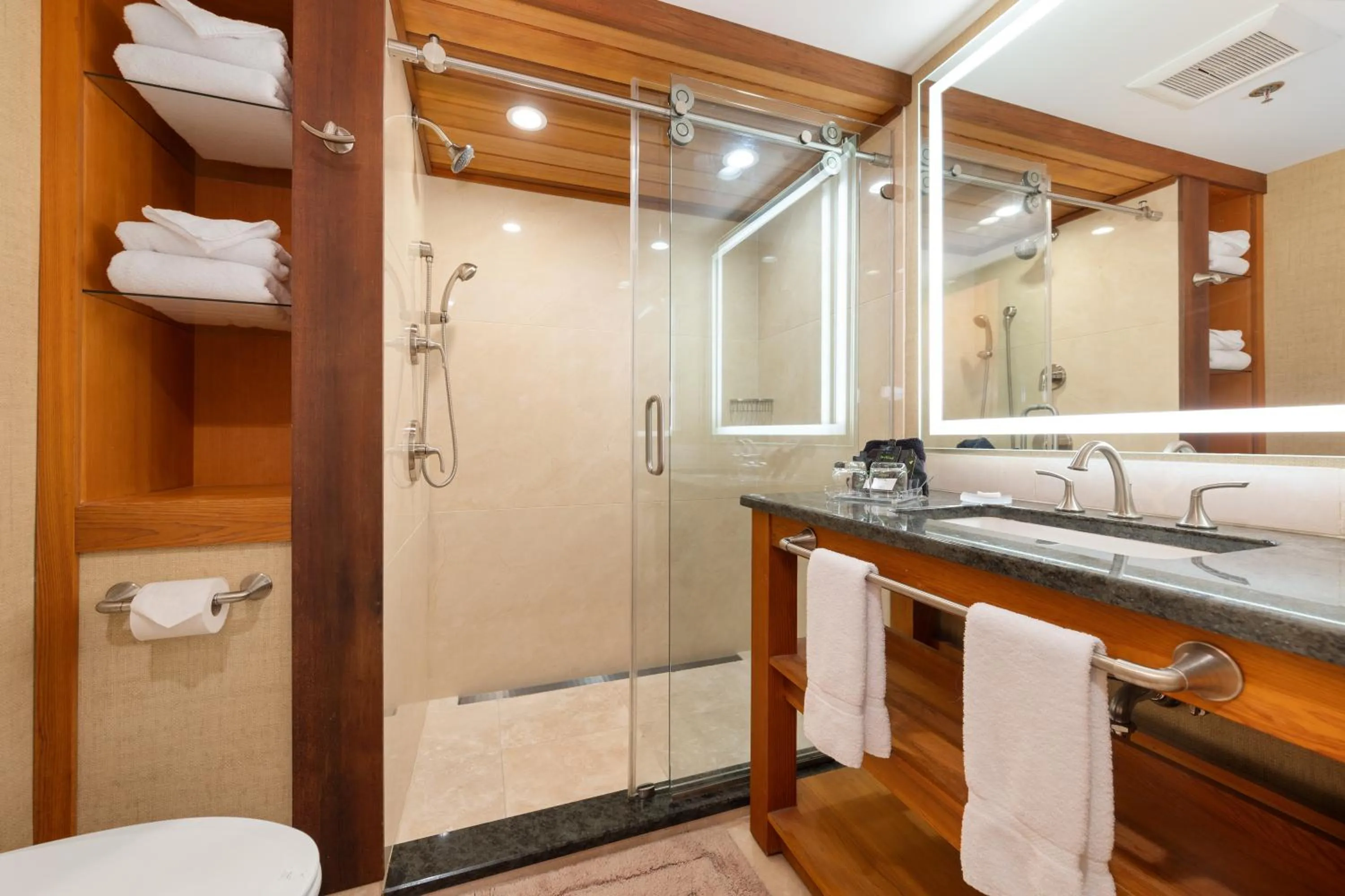 Shower in Golden Arrow Lakeside Resort