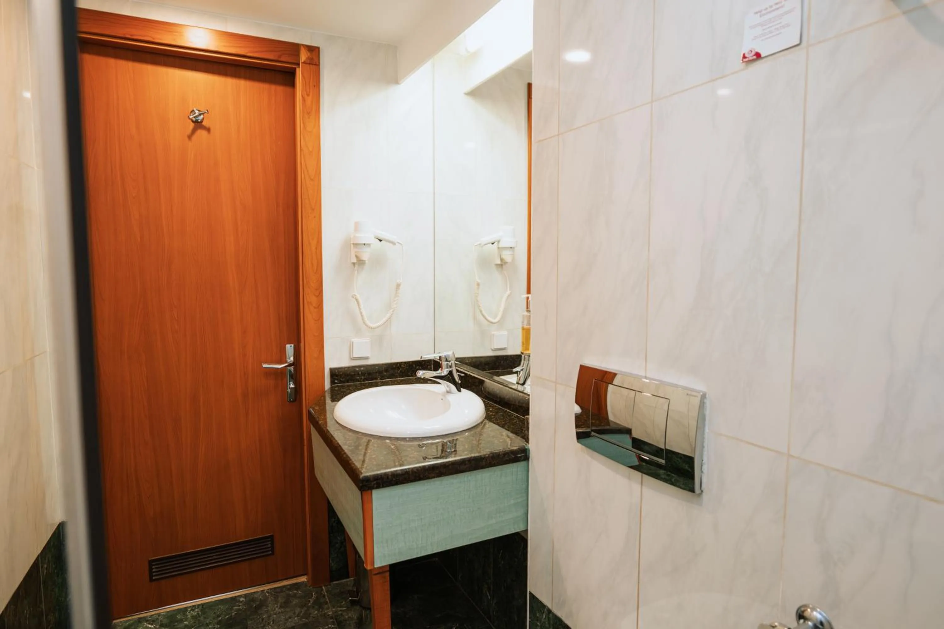 Bathroom in Hotel Duke Romana City Center