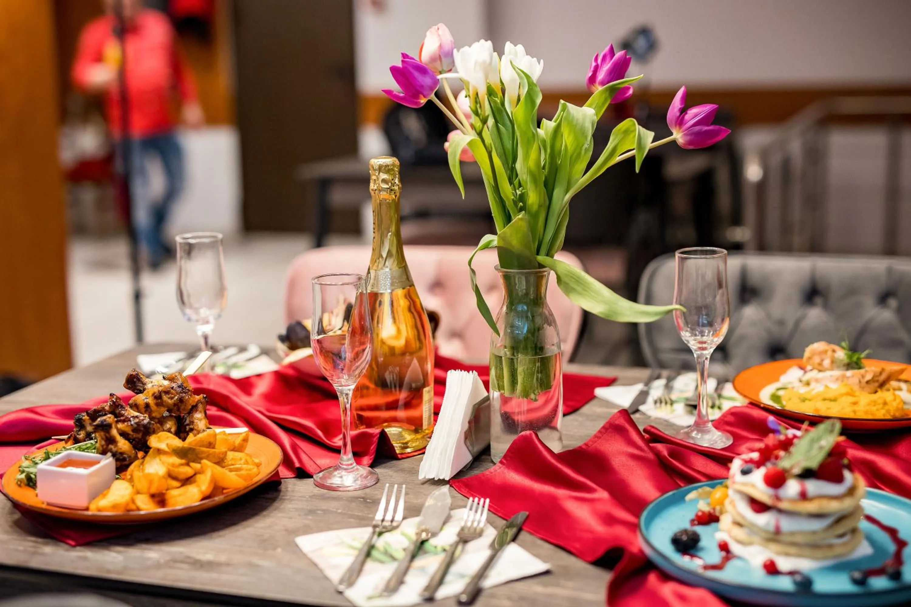 Restaurant/places to eat in Samaa Hotel