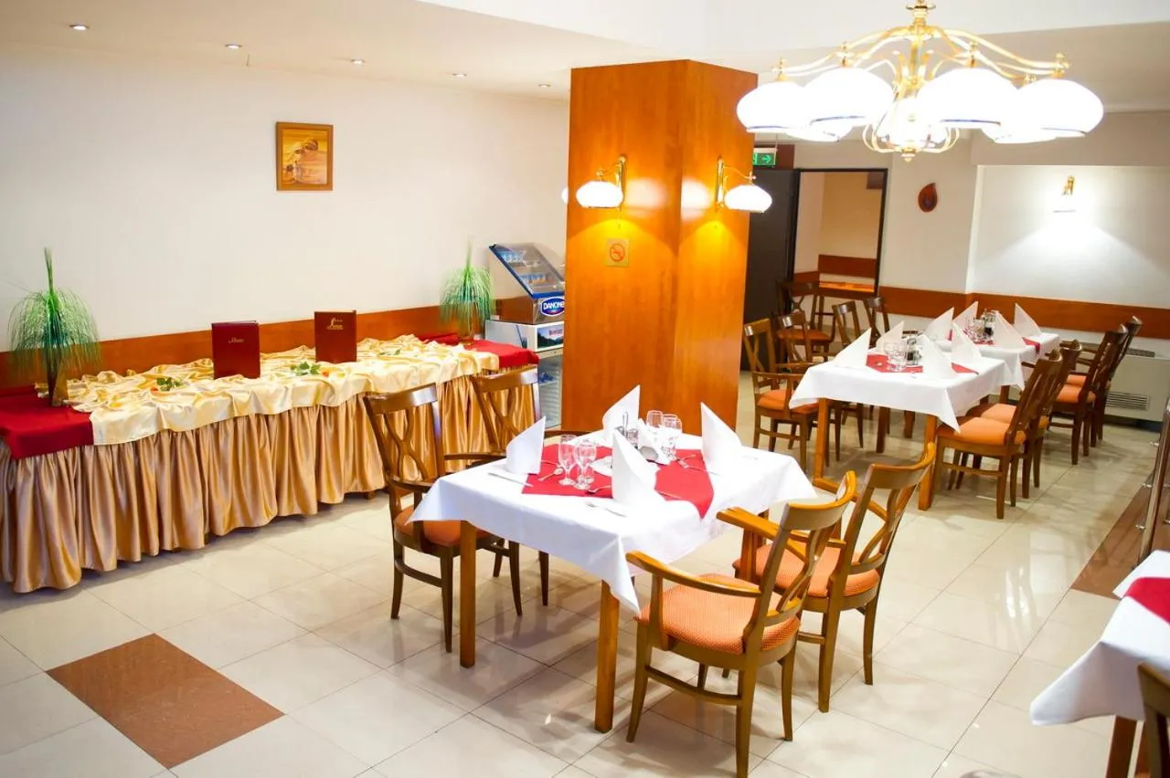 Restaurant/places to eat in Samaa Hotel