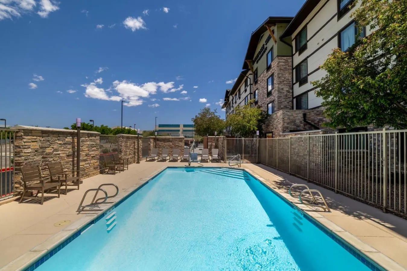 Swimming pool in TownePlace Suites by Marriott Albuquerque North