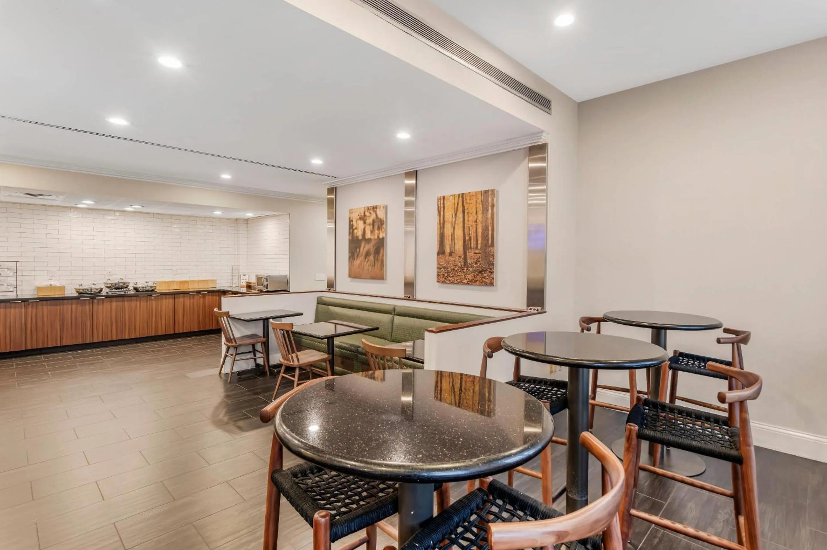 Breakfast in The Connally Hotel Downtown Atlanta, an Ascend Collection Hotel