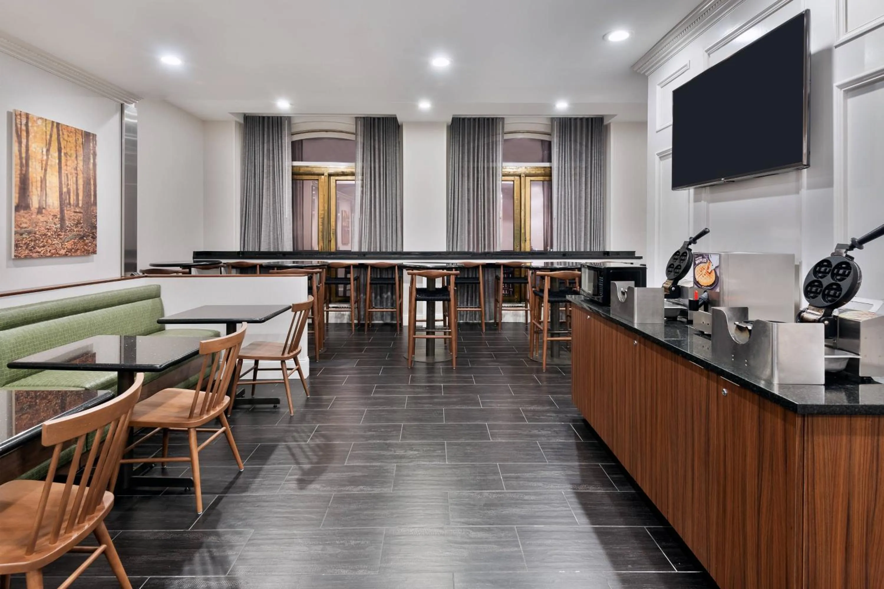 Breakfast in The Connally Hotel Downtown Atlanta, an Ascend Collection Hotel