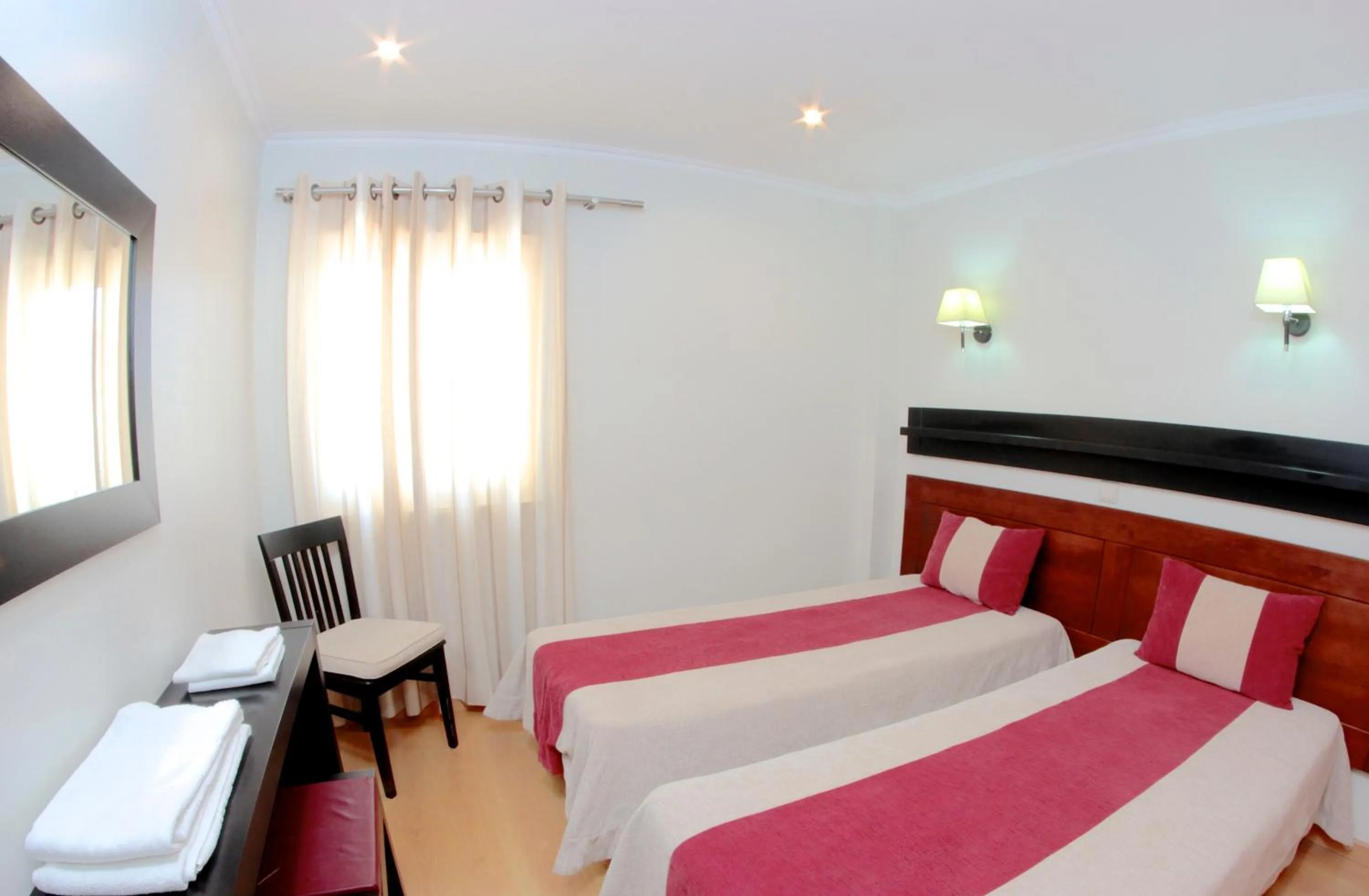 Day, Bed in Parque Mourabel, Oásis Village & Pé do Lago