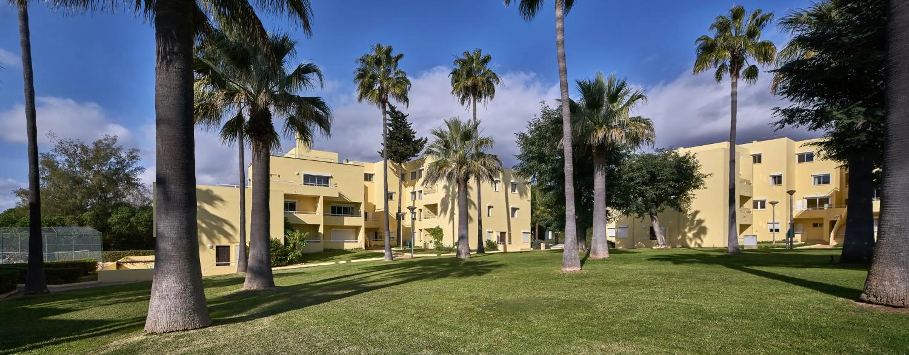 Property building in Parque Mourabel, Oásis Village & Pé do Lago