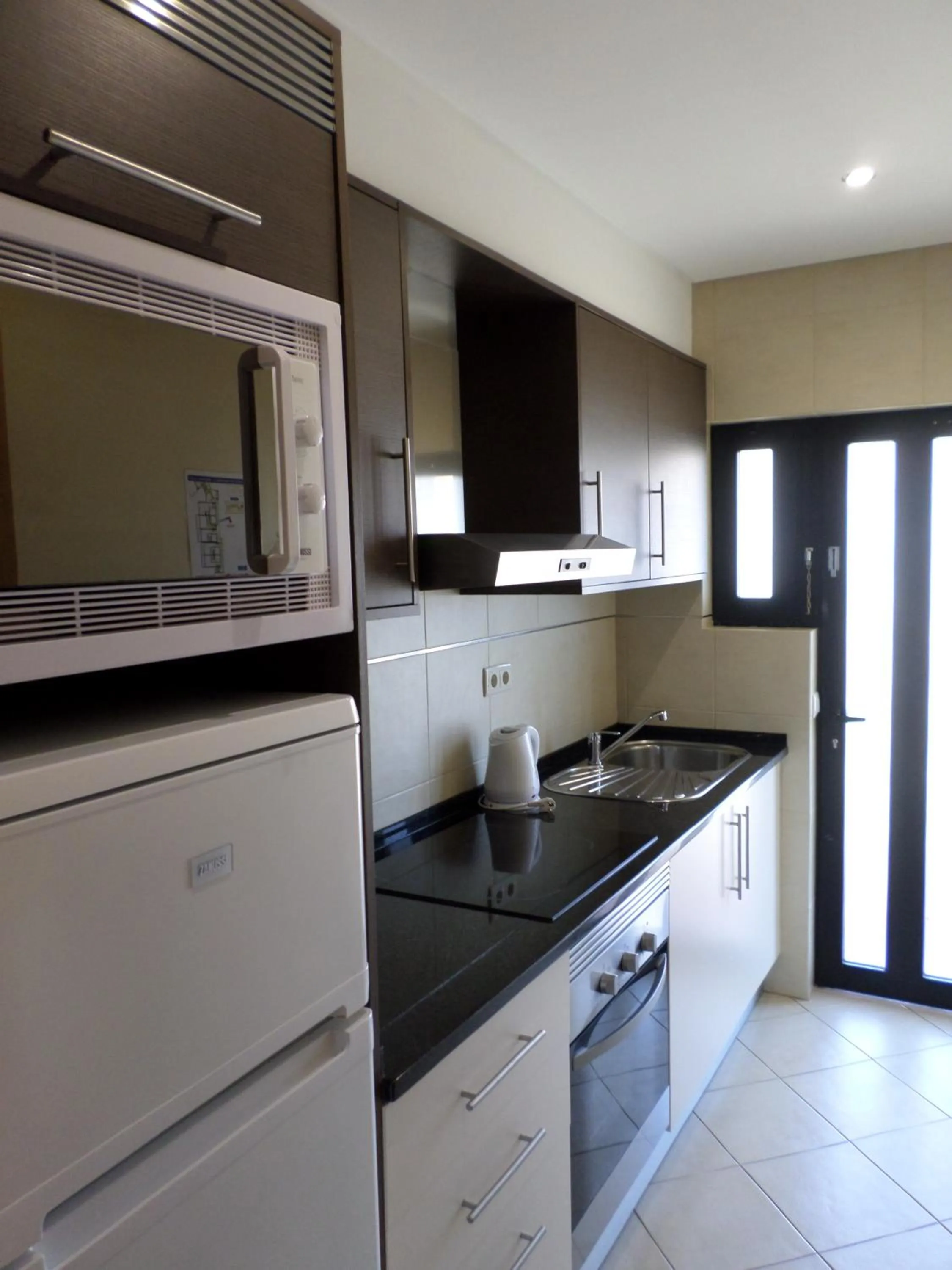 Kitchen or kitchenette in Parque Mourabel, Oásis Village & Pé do Lago