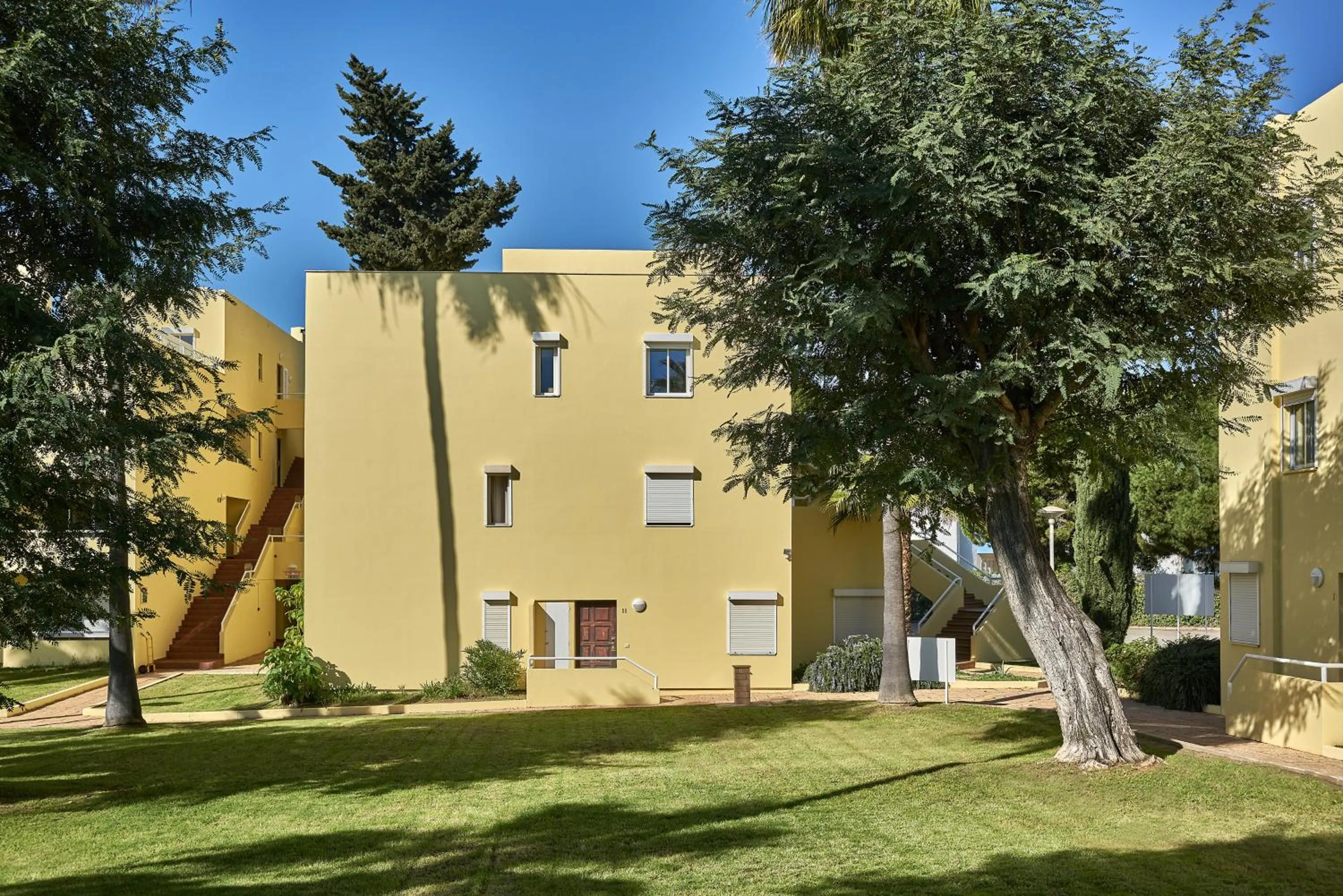 Property building in Parque Mourabel, Oásis Village & Pé do Lago